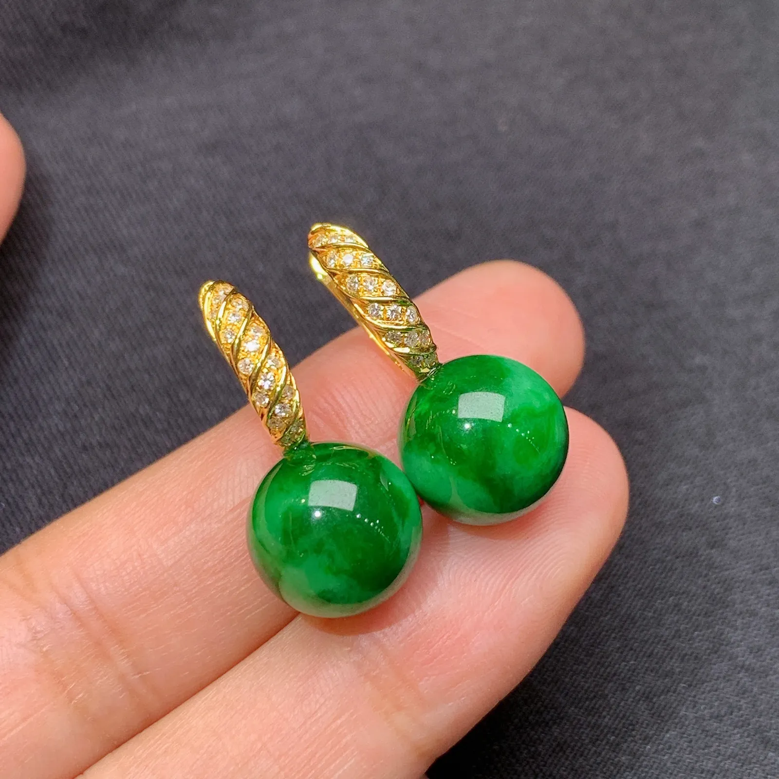 阳绿圆珠耳坠，18k金镶嵌，简约时尚，冰润色阳，种水足，Xu 直径10.8