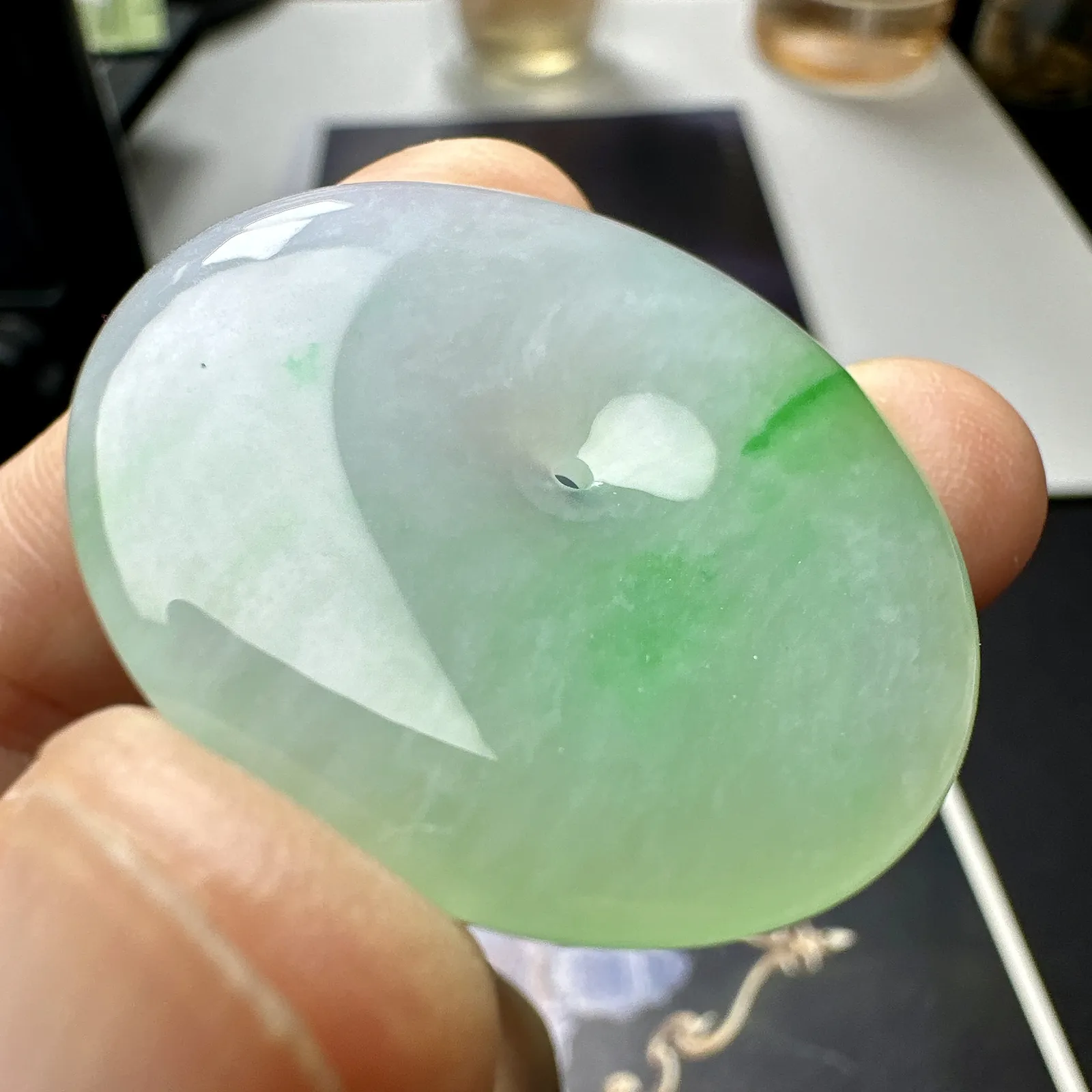【冰种飘绿大平安扣】质地非常细腻，冰润十足，种老冰透