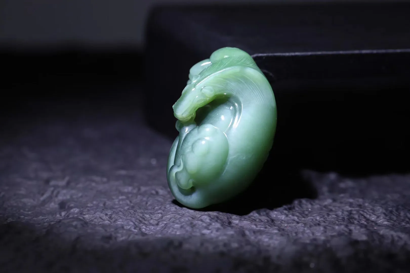 精致美物
【骏马】7号坑老料碧玉碧玉猫眼，荧光闪闪，油润十足。纯手工精雕,，写实风格、线条柔顺流畅，神气俊朗。实力派手笔，刀笔干练果断，大气辉煌。纵横山河气势如虹，长鬃飞扬，嘶鸣响彻长空，四蹄生风，草原无际任驰骋，翻蹄亮掌疾如风。此马若遂千里志，追风犹可到天涯！
【规格】57-33-24mm，68g
