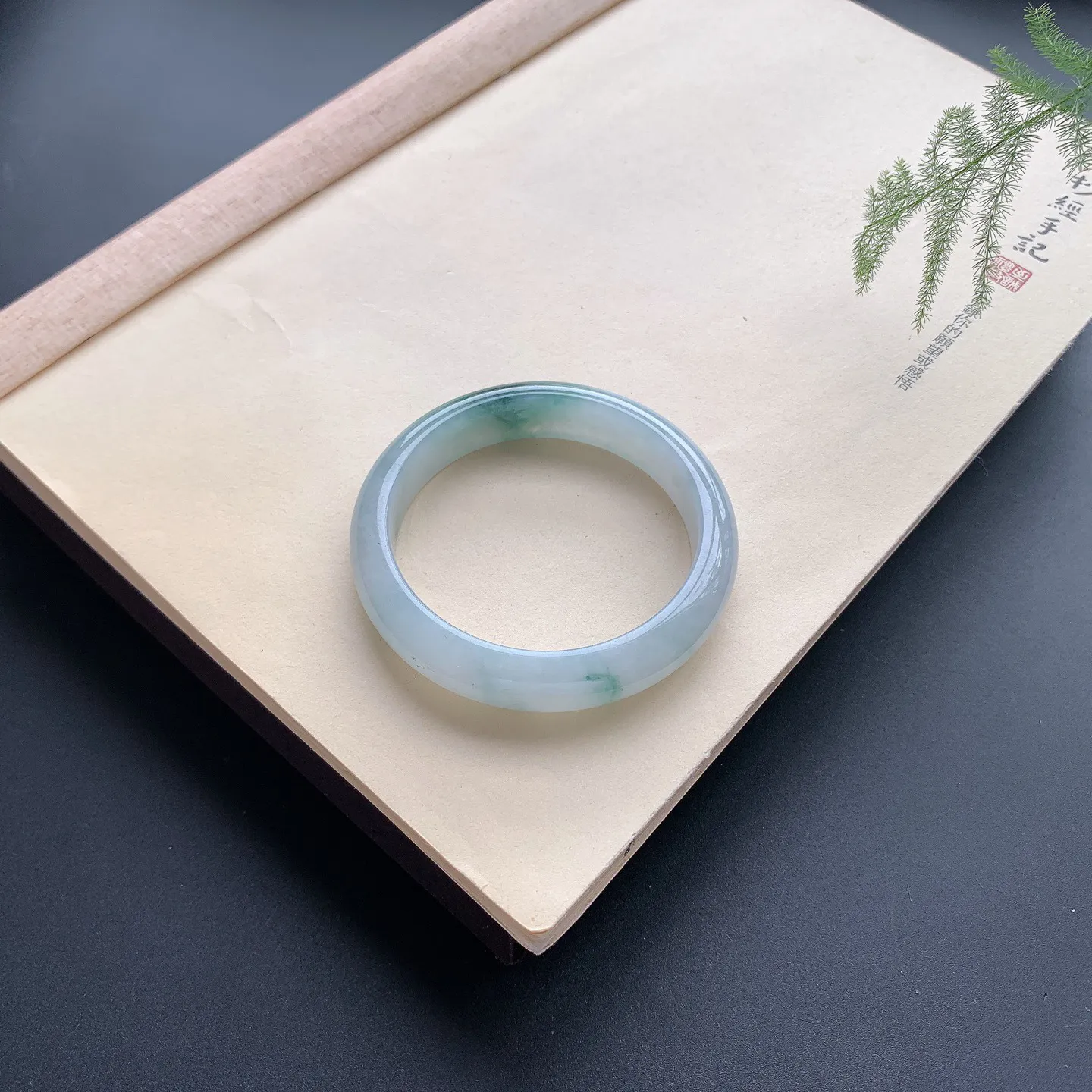 57圈口飘花正圈手镯 尺寸：57-13.5-8.5，无纹裂，细腻光滑，花色浓郁