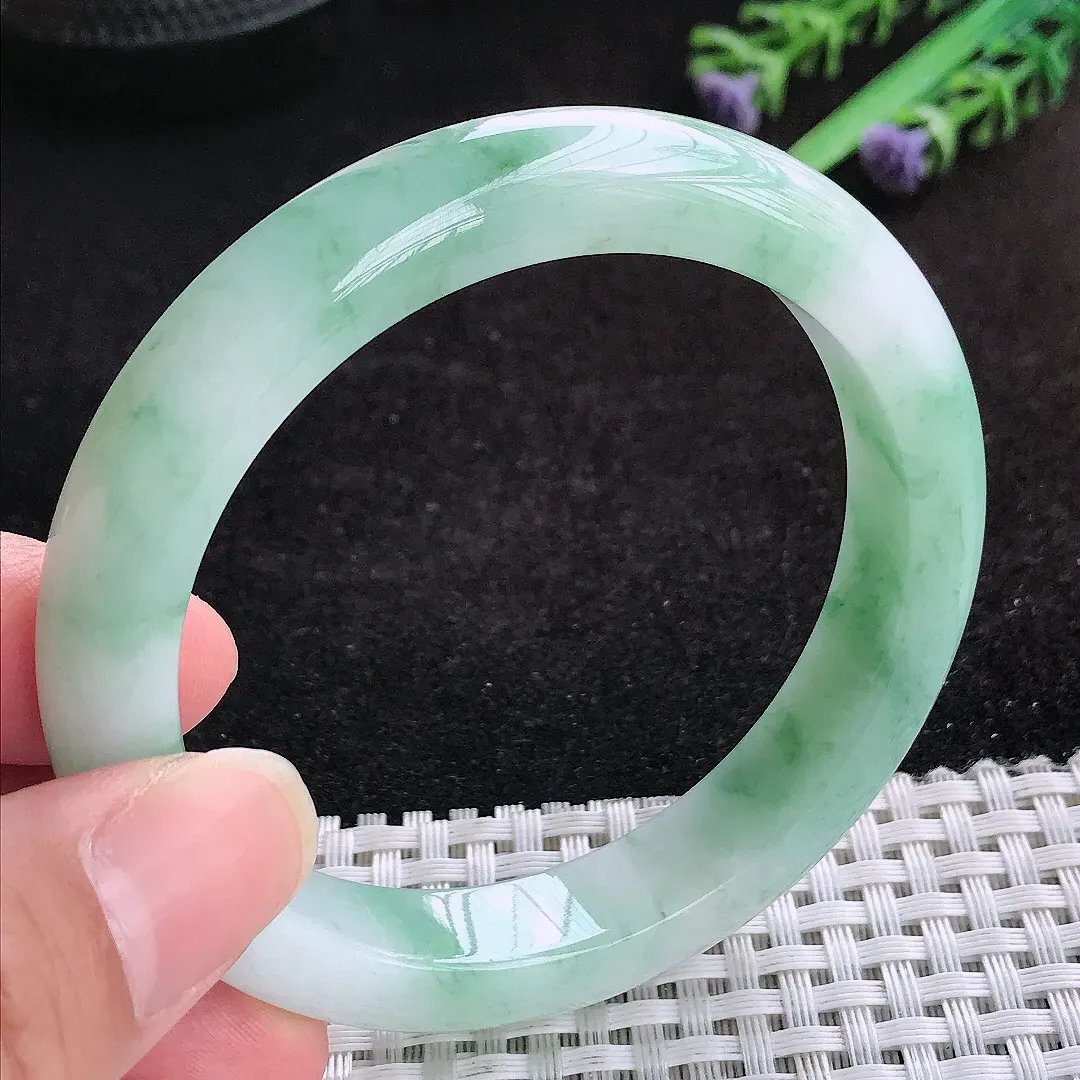 自然光56.5/11.3/8.7老坑精美冰润飘绿手镯天然翡翠玉镯女款