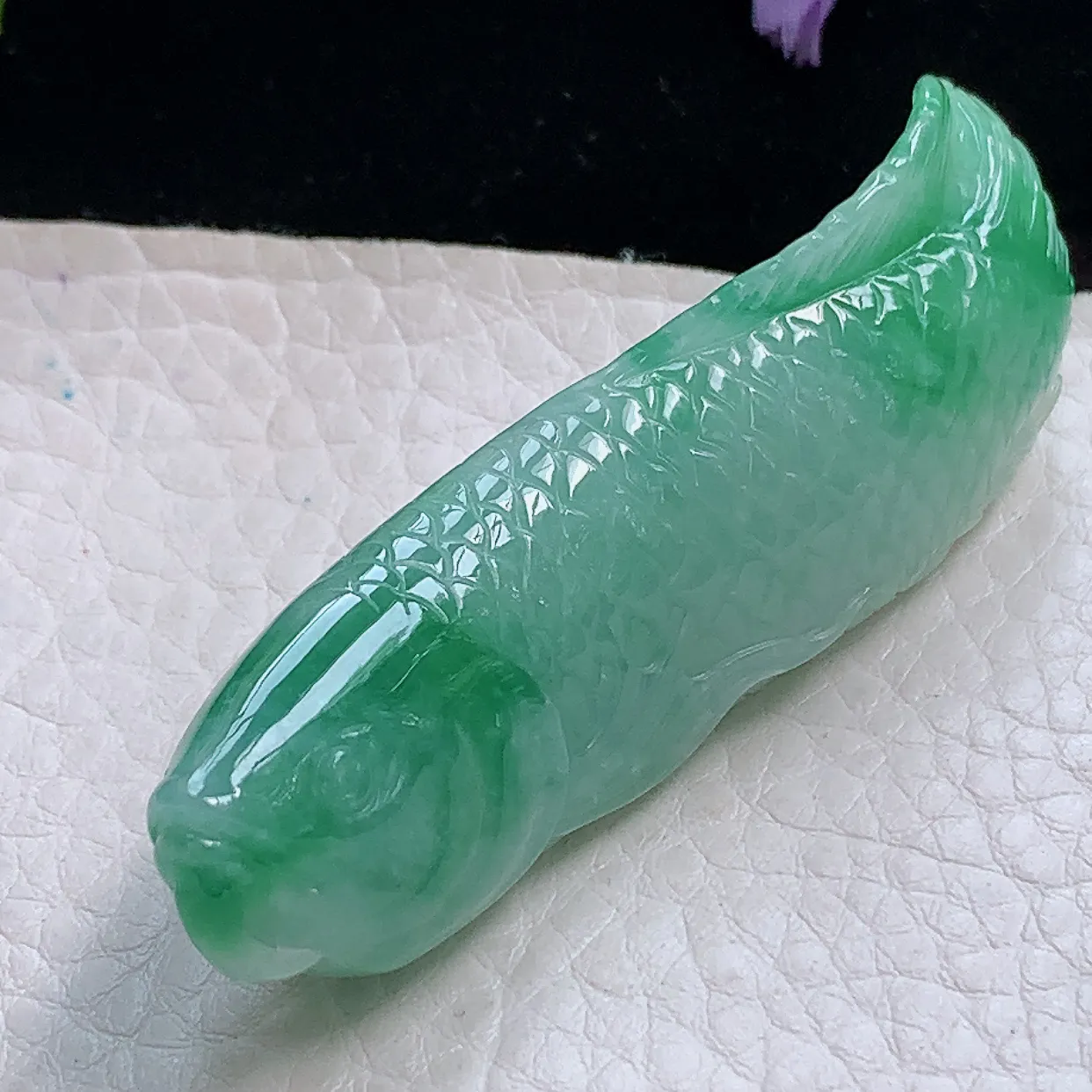 zzx实拍66*19*12.6缅甸翡翠精雕飘花金龙鱼 自由自在年年有鱼玉吊坠 毛衣坠