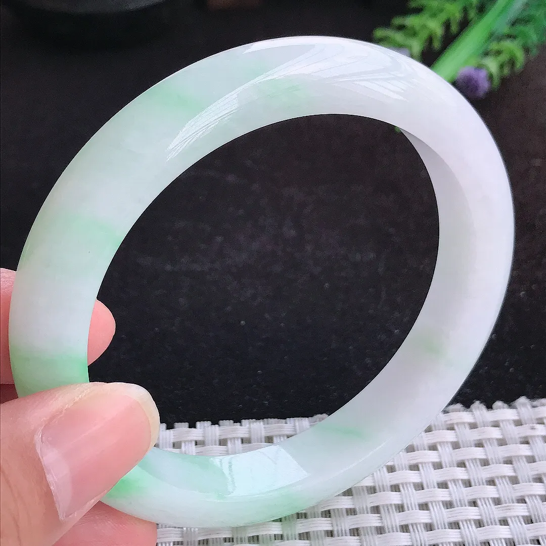 自然光62.5/12.2/9大圈口老坑秀气冰润白底青飘阳绿手镯天然翡翠玉镯女款