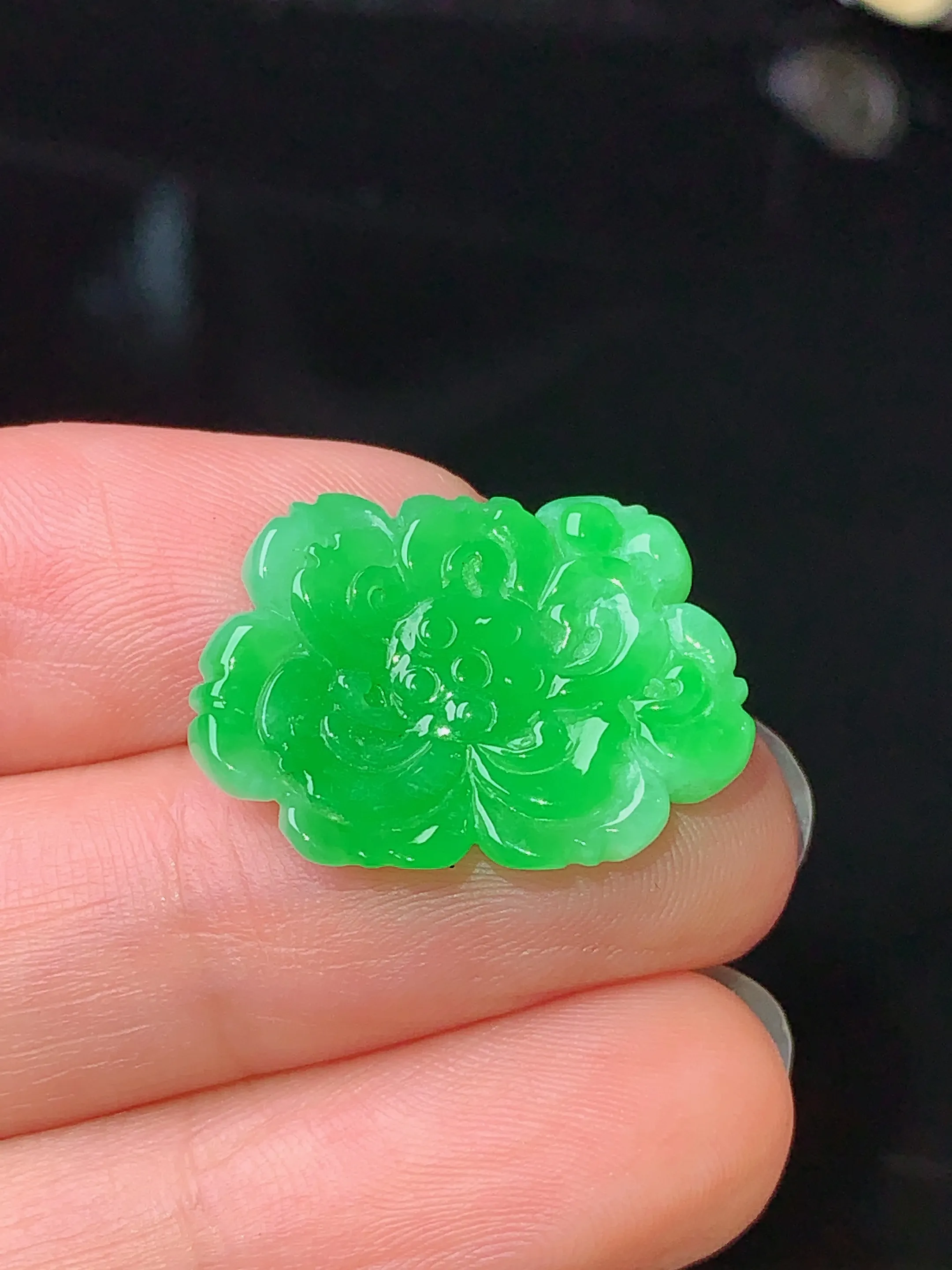 镶嵌款 翠绿莲花吊坠 玉质细腻 色泽艳丽  水润亮眼  整体尺寸16.1*21.8*4.7