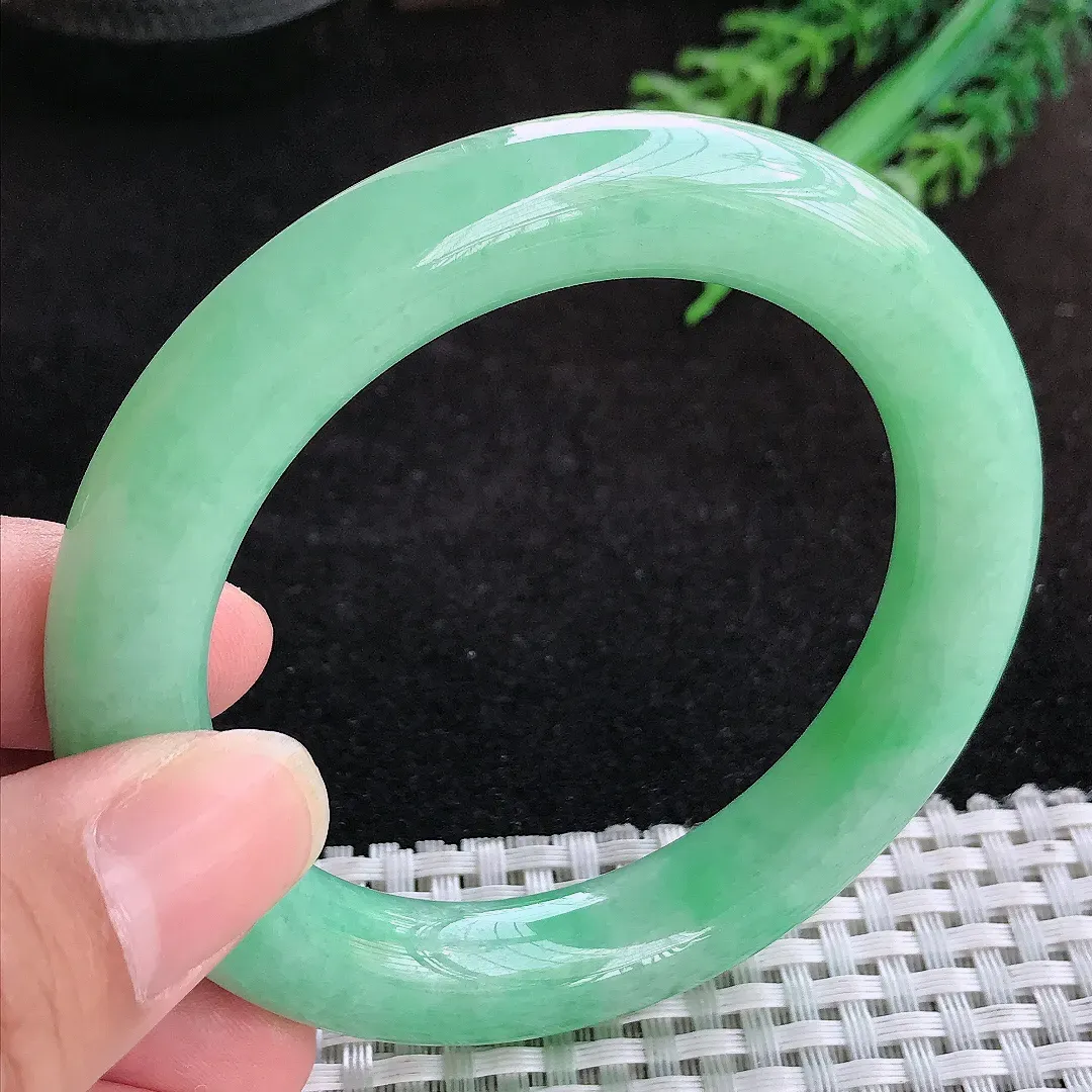 自然光55.5/11.2/11老坑精美温润满绿苹果绿圆条手镯天然翡翠玉镯女款