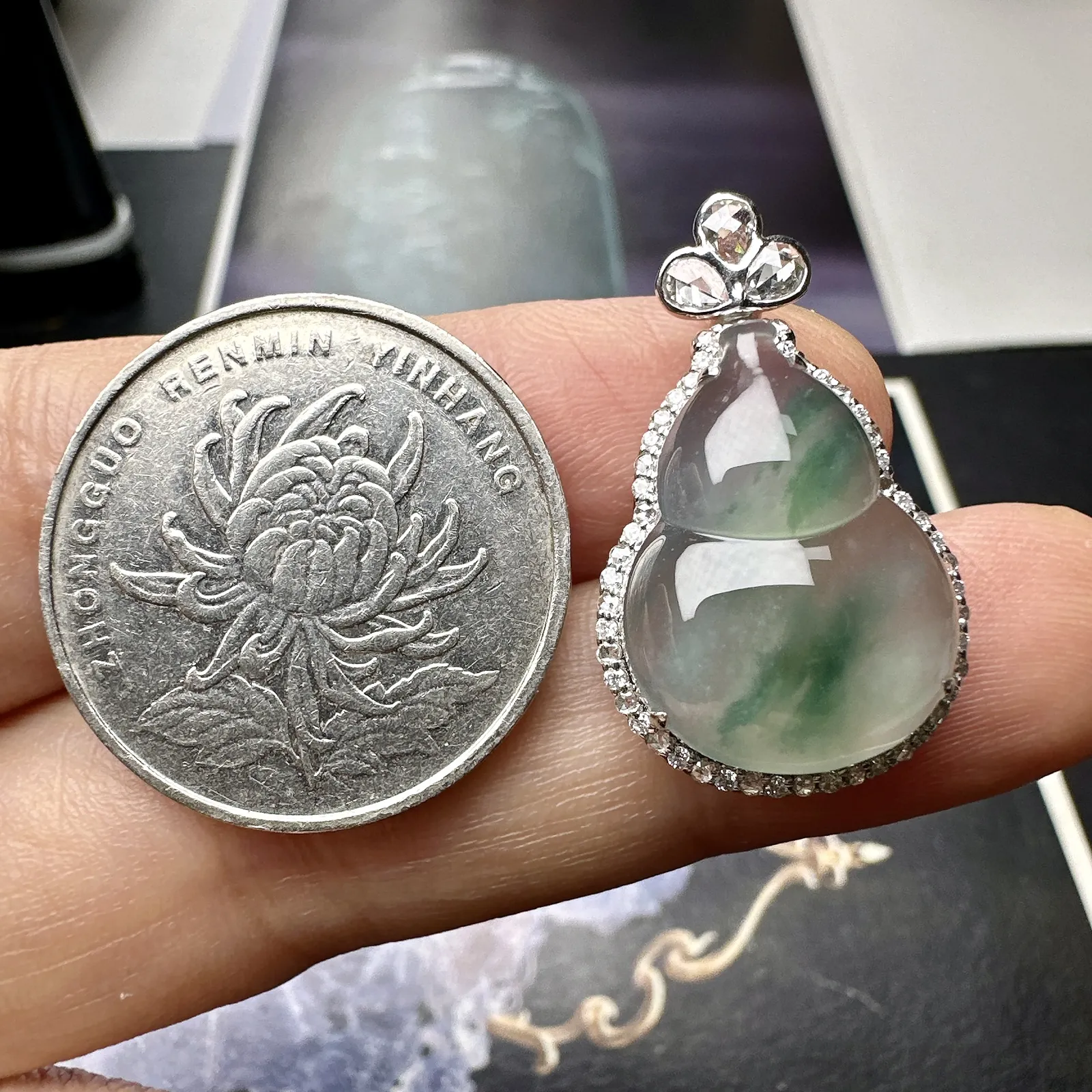 【冰种飘花葫芦】质地非常细腻，通透度很好，18k金钻镶嵌，裸石尺寸19*13.9*5.4毫米