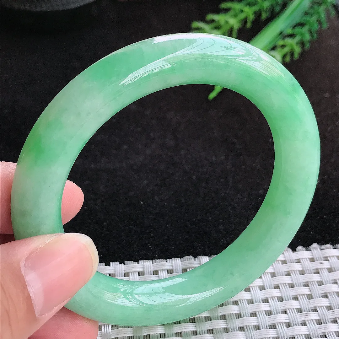 自然光55.5/11.2/11老坑精美温润满绿苹果绿圆条手镯天然翡翠玉镯女款