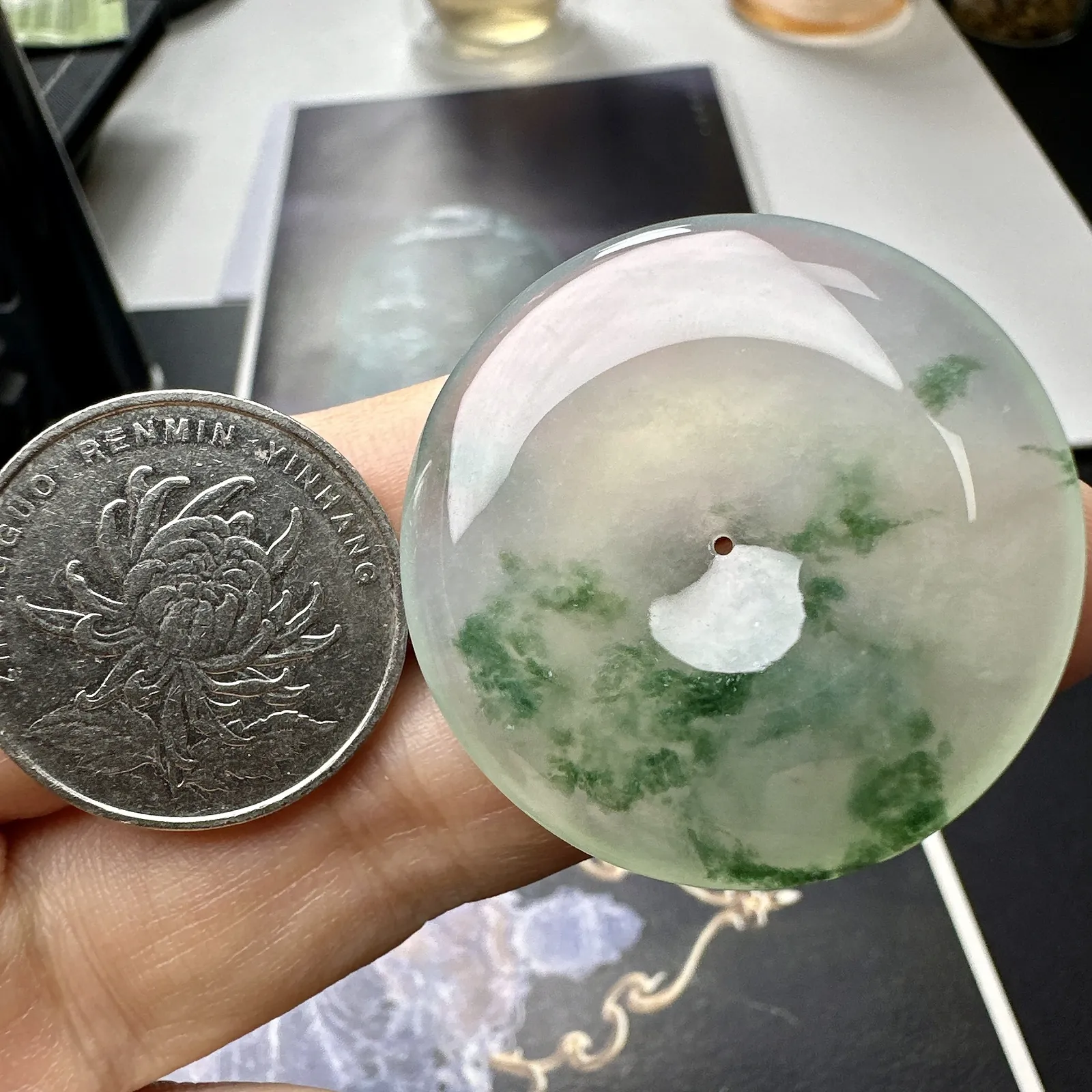 【冰种飘花大平安扣】质地非常细腻，冰润十足，种老冰透