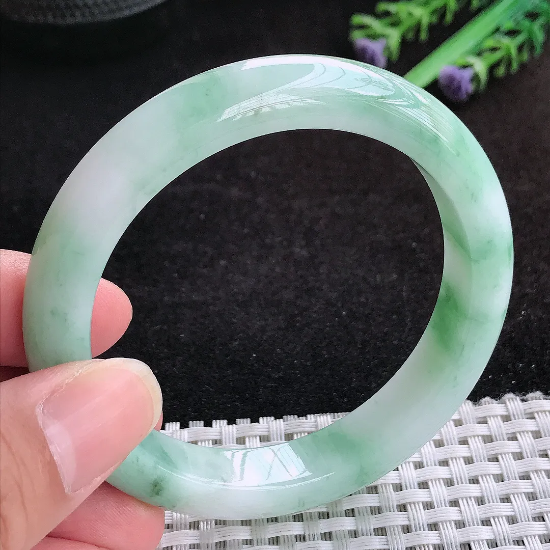 自然光56.5/11.3/8.7老坑精美冰润飘绿手镯天然翡翠玉镯女款