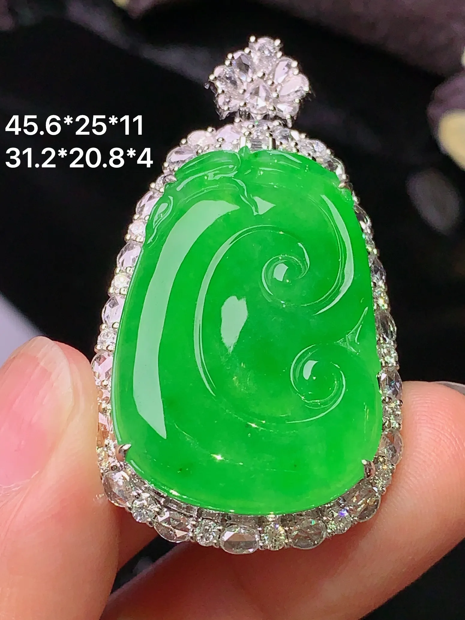 18k金钻镶嵌满绿如意吊坠 玉质细腻 色泽艳丽 水润亮眼  整体尺寸45.6*25*11
