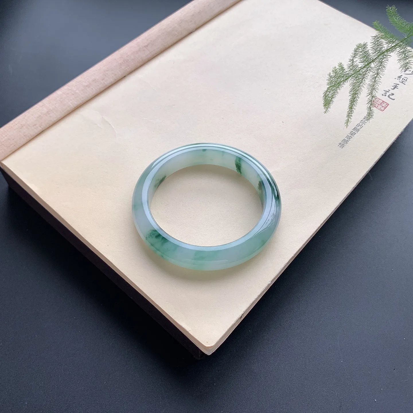 59.2圈口飘花正圈手镯 尺寸：59.2-13-9，无纹裂，水润细腻，花色唯美