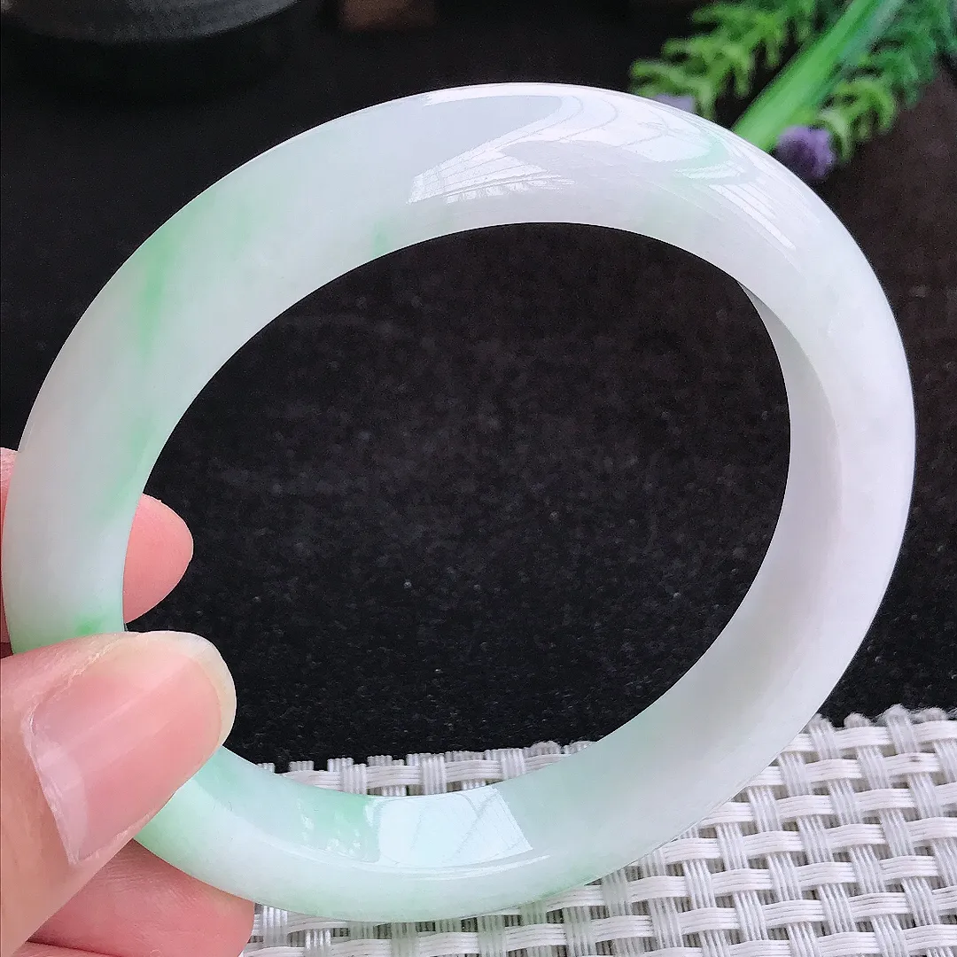 自然光62.5/12.2/9大圈口老坑秀气冰润白底青飘阳绿手镯天然翡翠玉镯女款