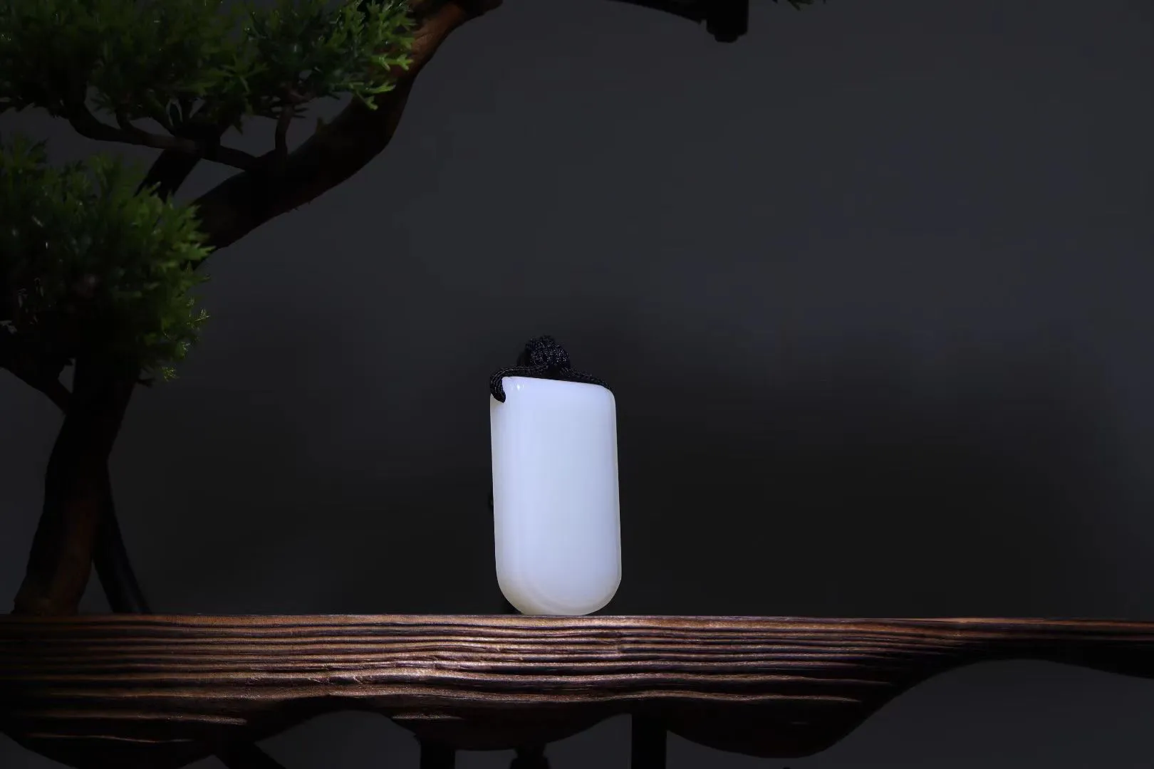 今日好货●平安牌
用手抚摸，能感受到它的丝滑，色泽纯净，白得温润柔和，让人看一眼就挪不开视线。高品质白玉产量稀少，能做成这么规整大气的平安牌，实属难得。

简洁流畅的线条勾勒出规整的牌型，尽显大气与灵动；没有多余的雕刻，边缘打磨得圆润光滑，拿在手里，触感舒适得不行，就像一个无形的守护符，给人满满的安全感。

这款高品质白玉平安牌，妥妥投资收藏硬货！精湛工艺+平安寓意，不只是饰品，更是具有文化情感价值的艺术品。56-30-13mm，57.5g