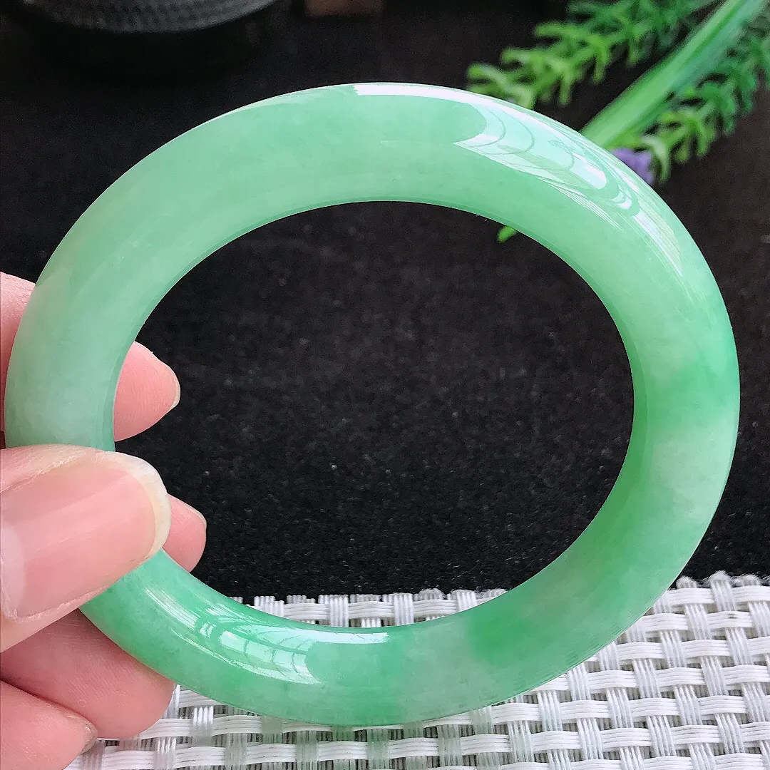 自然光55.5/11.2/11老坑精美温润满绿苹果绿圆条手镯天然翡翠玉镯女款