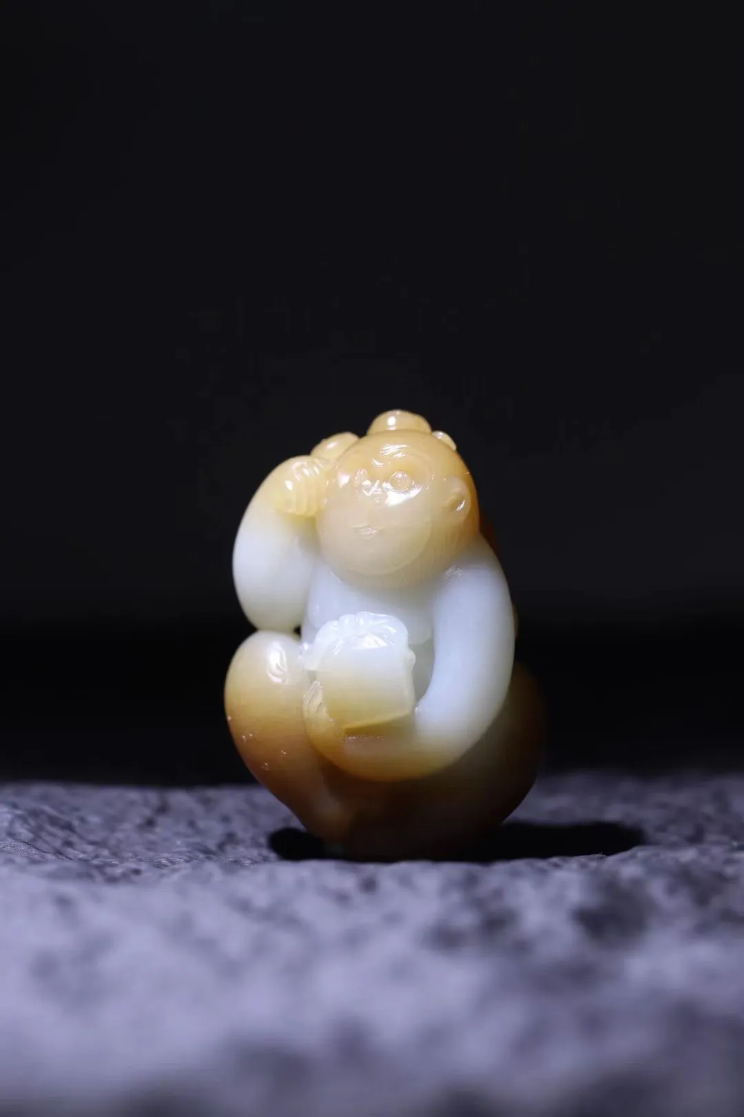 ●—佩戴推荐
●——“如意封侯”
这款如意封侯挂件，糖色部分极为浓郁，糖白两色分明，整体雕刻如意，即事事如意，万事介灵，糖色巧雕灵猴，猴与“侯”同音，有封侯的意思，整体寓意如意封侯，步步高升！

糖白分明的灵猴不仅可佩于胸前，圆润饱满的造型亦可做手把件，重宝在手，凝祥纳瑞，是中秋佩戴、送礼的佳品！48-33-22mm，46.6g