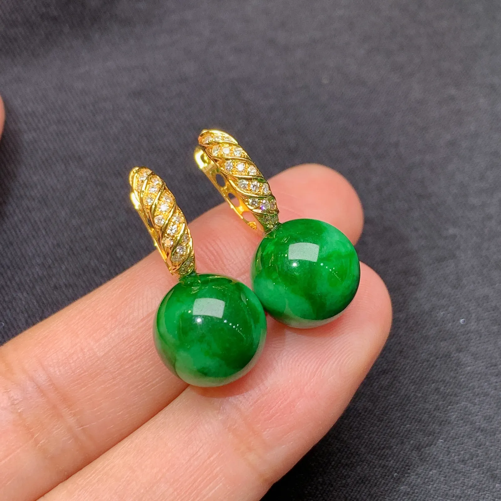 阳绿圆珠耳坠，18k金镶嵌，简约时尚，冰润色阳，种水足，Xu 直径10.8