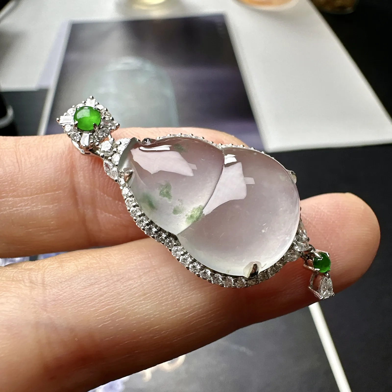 【冰种飘花葫芦】质地非常细腻，通透度很好，18k金钻镶嵌，裸石尺寸21.1*14.8*5.9毫米