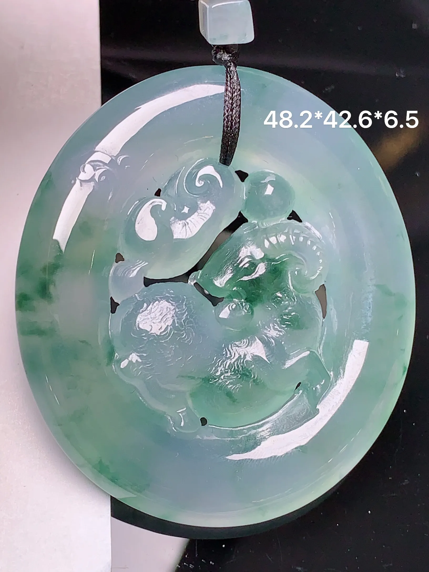 飘绿生肖羊吊坠 玉质细腻 色泽艳丽 水润亮眼  整体尺寸48.2*42.6*6.5