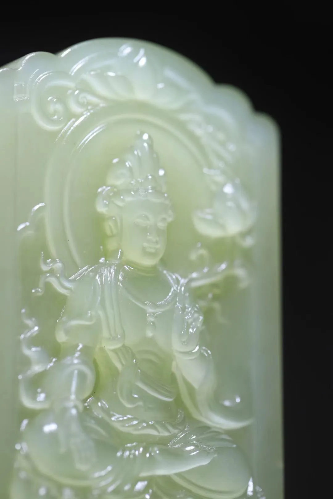 精品
【慈航普渡】和田玉黄口冰肌玉骨，明艳冰黄似晨曦初凝。立体雕工勾勒观音妙相，衣袂翩跹若流风回雪，玉色透光如琥珀融冰，冰润质地映照慈悲眉目，尽显法相庄严，垂目含笑纳世间百态，玉身通透如琉璃净界，袖摆层叠生莲纹暗涌。金黄玉色鲜亮如金粟缀身，佩之若揽月华入怀，小件藏大韵，禅意伴朝夕。
【规格】63-39-11mm,56.7g