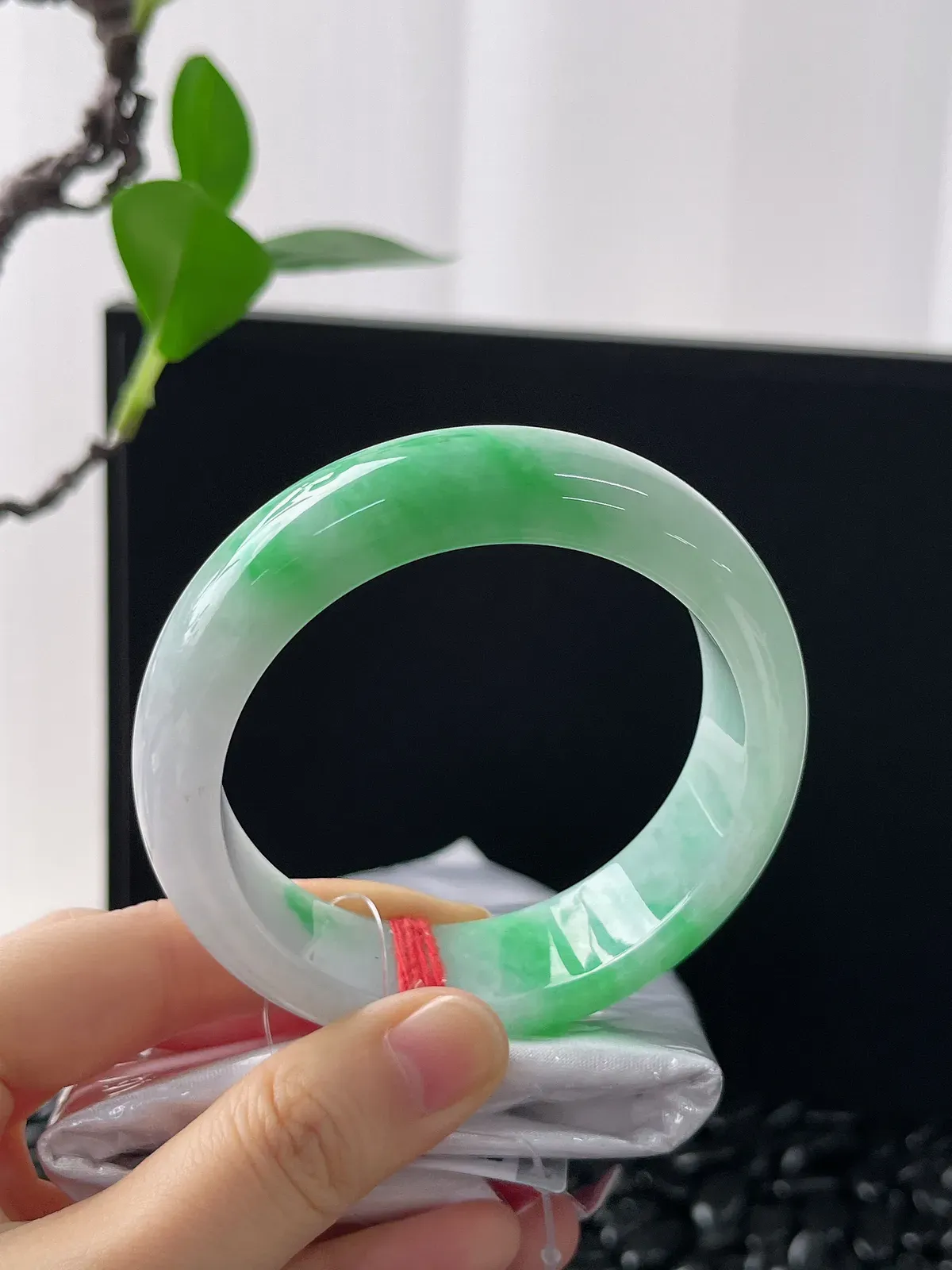 正圈56圈口，翡翠糯化种飘绿手镯