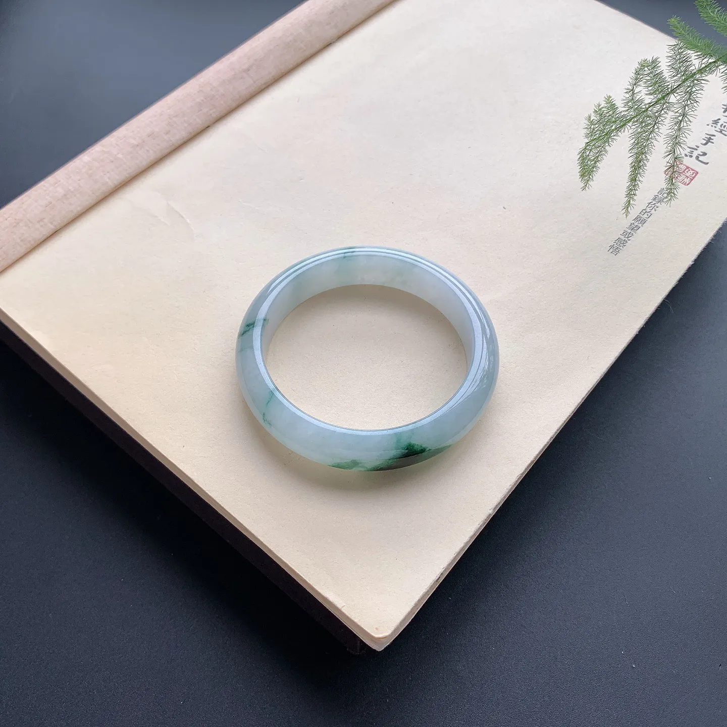 57圈口飘花正圈手镯 尺寸：57-13.5-8.5，无纹裂，细腻光滑，花色浓郁