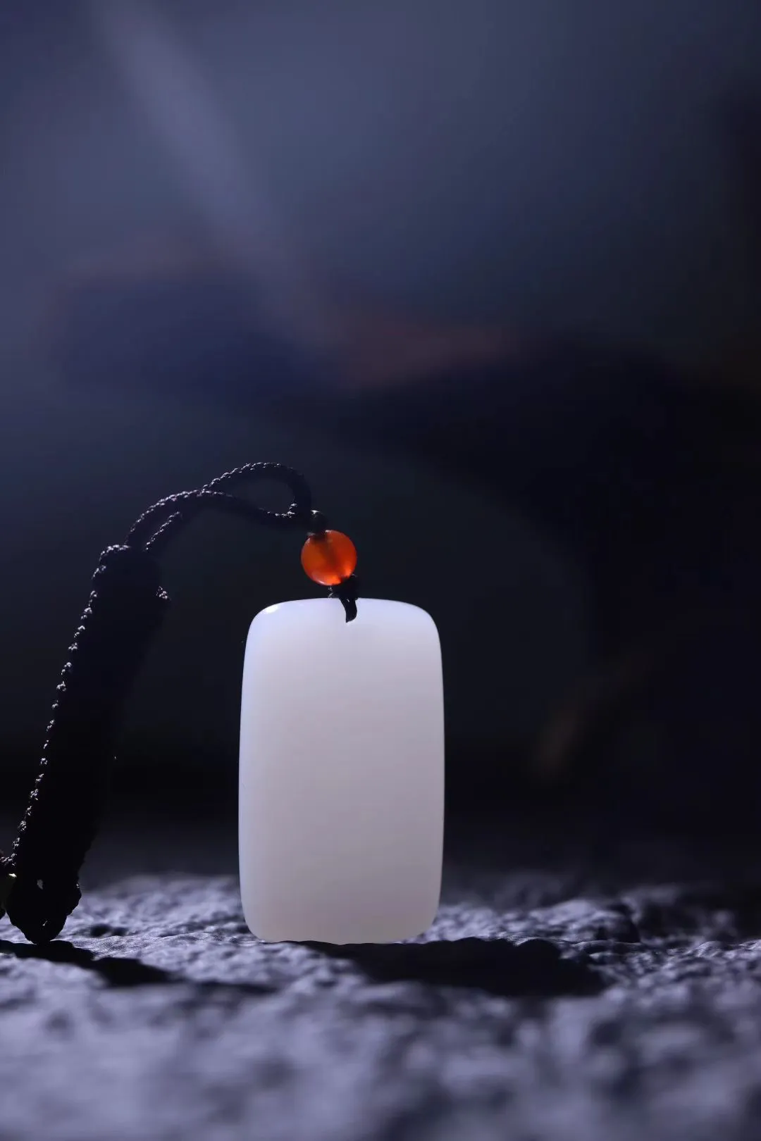 一抹如烟似幻的紫色，蛇年就是要紫气东来
如烟似雾️梦幻迷人，清冷感十足的烟紫平安牌独特的色泽真的太迷人了；

39-24-11mm，25.7g