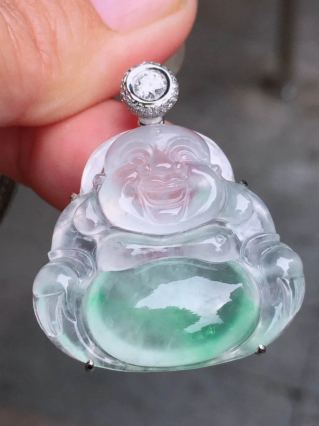 飘绿佛公吊坠，色泽艳丽，玉质细腻，荧光感超
强，饱满圆润，气质满满。18k
金豪华镶嵌
