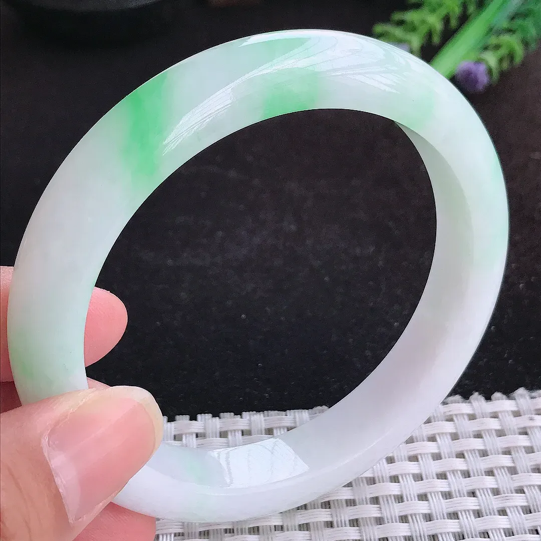 自然光62.5/12.2/9大圈口老坑秀气冰润白底青飘阳绿手镯天然翡翠玉镯女款