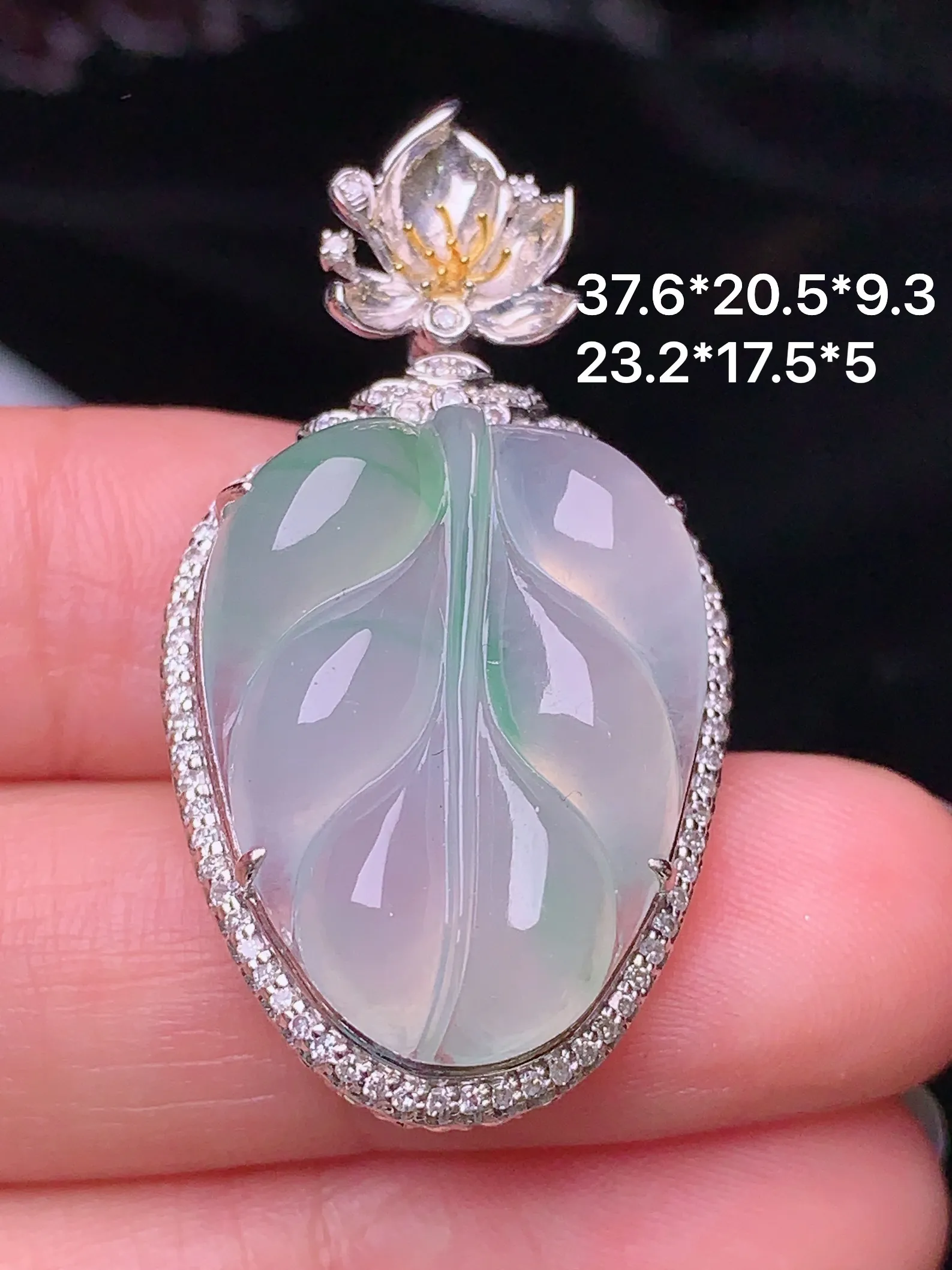 18k金钻镶嵌冰种树叶吊坠 玉质细腻 色泽艳丽 水润亮眼  整体尺寸37.6*20.5*9.3