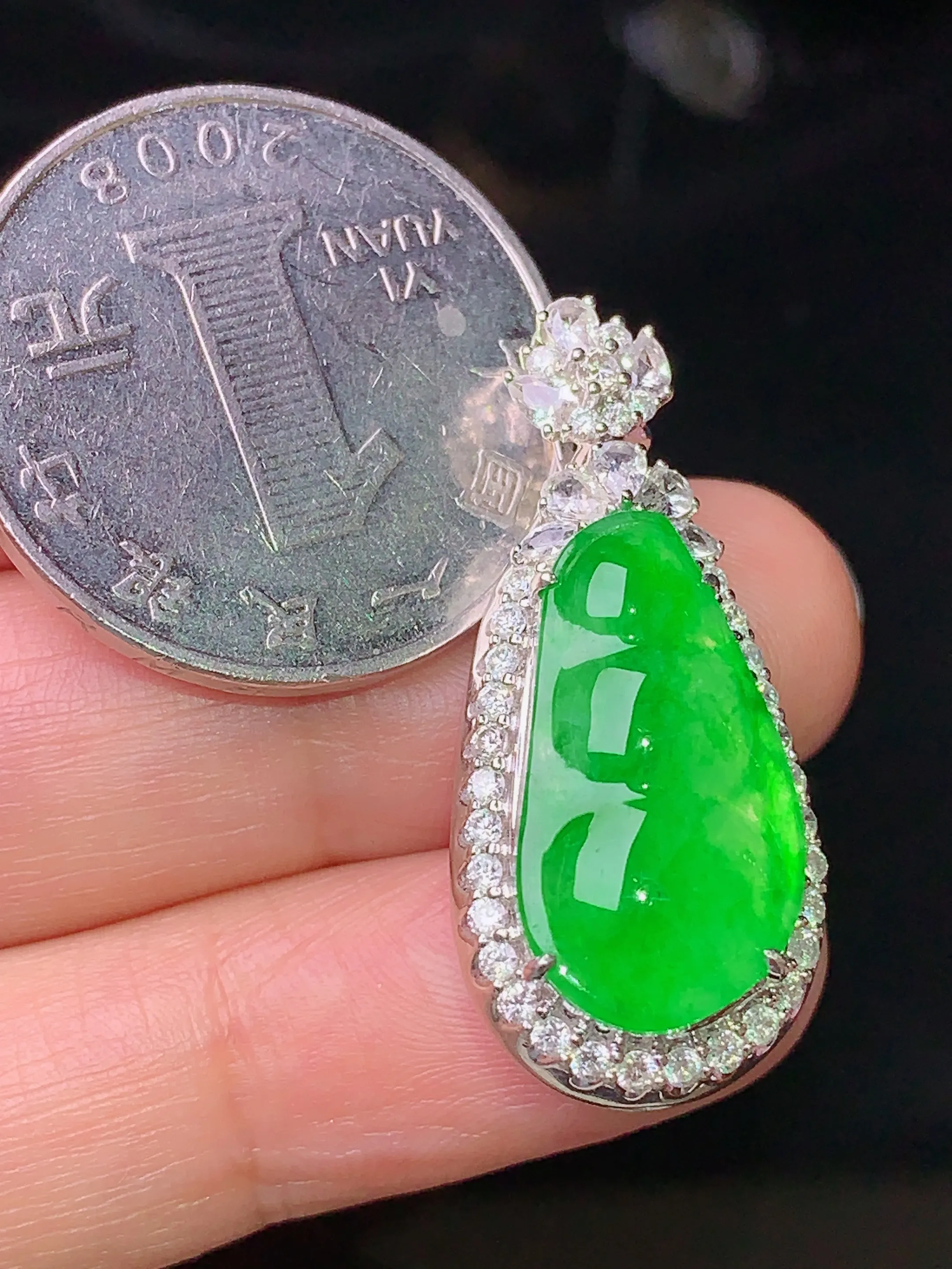 18k金钻镶嵌翠绿四季豆吊坠 玉质细腻 色泽艳丽 水润亮眼  整体尺寸31.2*14.2*9.6