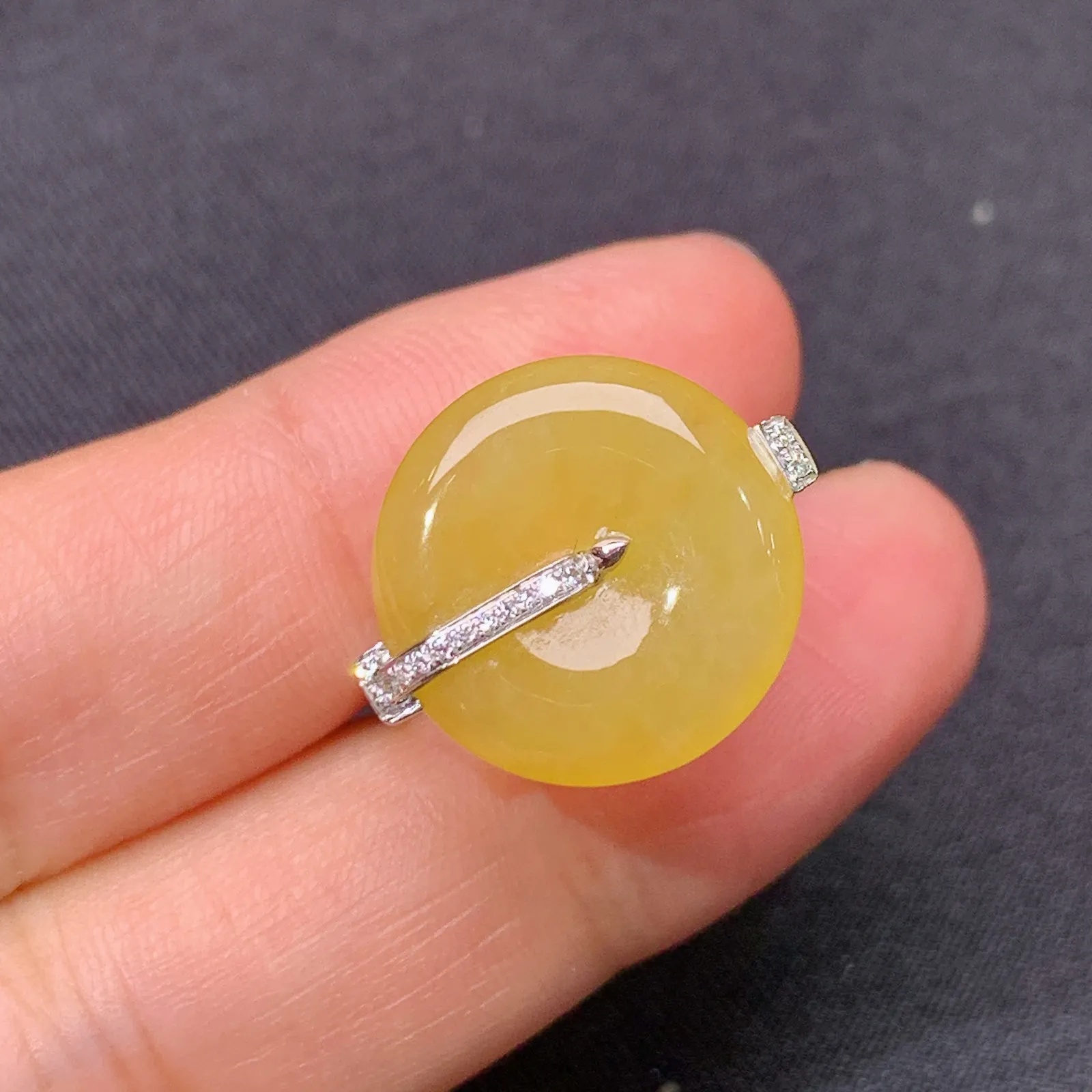黄翡平安扣戒指 18k金镶嵌，简约时尚，冰透水润，颜色鲜亮，Xu 圈口14 裸石15.2*3.2