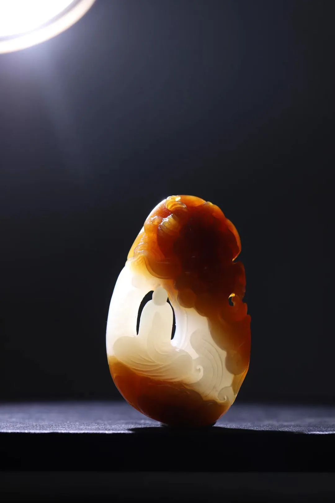 精品美物
【一念之间】新疆且末精品糖白，如工笔重彩！糖色温润，白度一级。雕工细腻，俏色分明。用心设计，佛魔形成鲜明对比。佛面祥和恬静，魔面狰狞，细微传神，善恶相 生，形制舒展大气，舒张有序，法相庄重，佛音隆隆。
【规格】56-36-10mm，33.6g