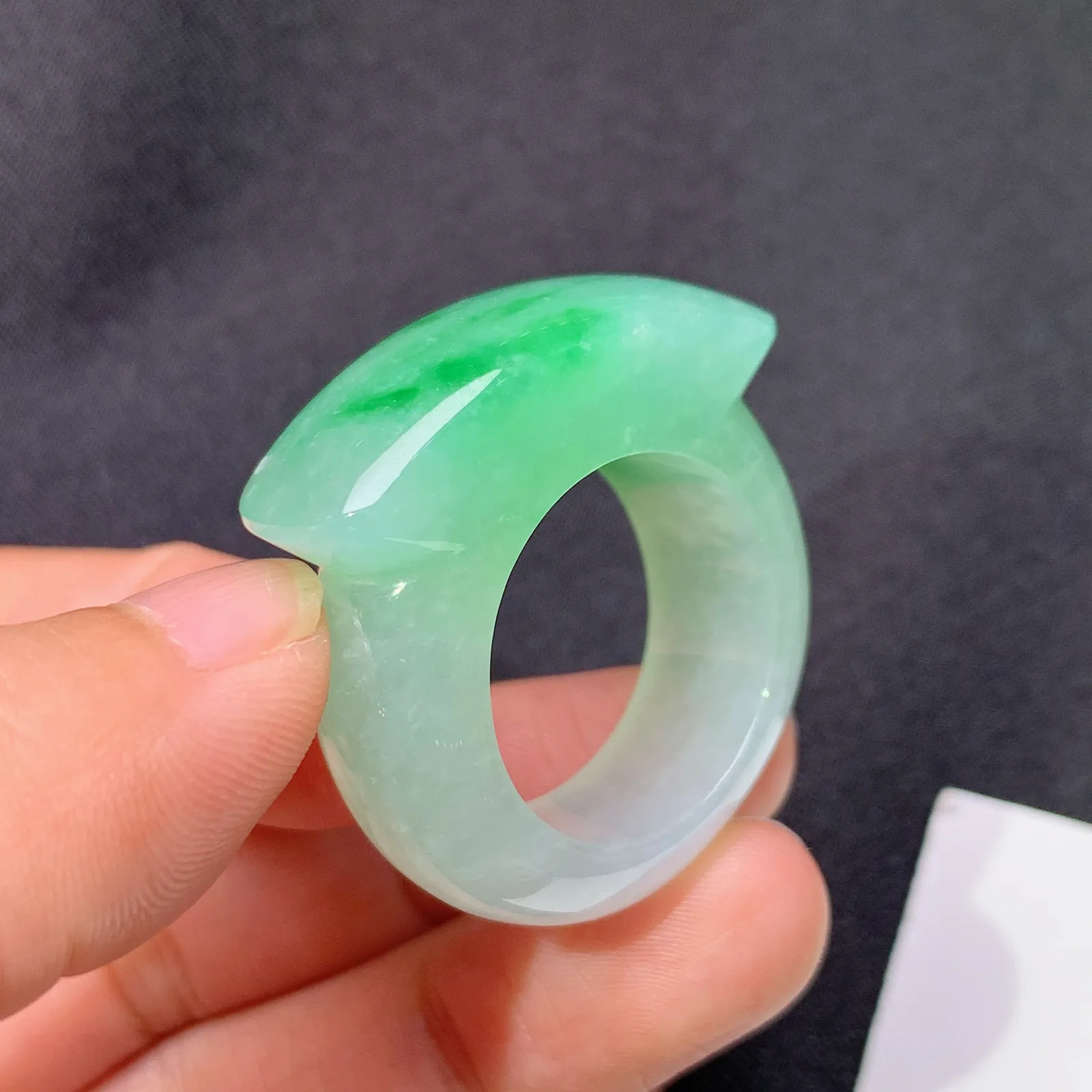 飘绿戒圈，指环，冰润色阳，玉质细腻，种水足 圈口23 宽11.3 厚8.4