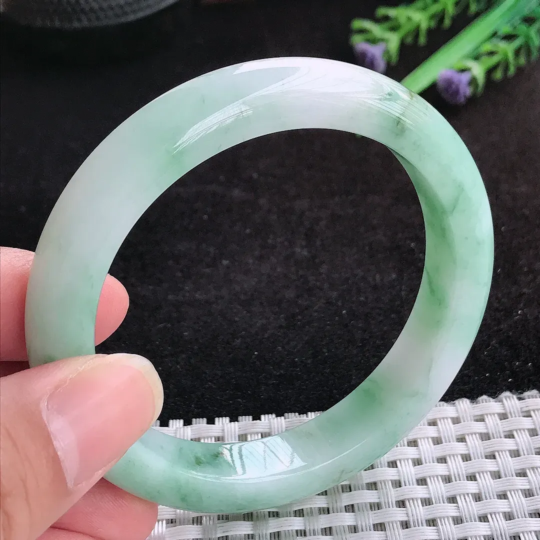 自然光56.5/11.3/8.7老坑精美冰润飘绿手镯天然翡翠玉镯女款