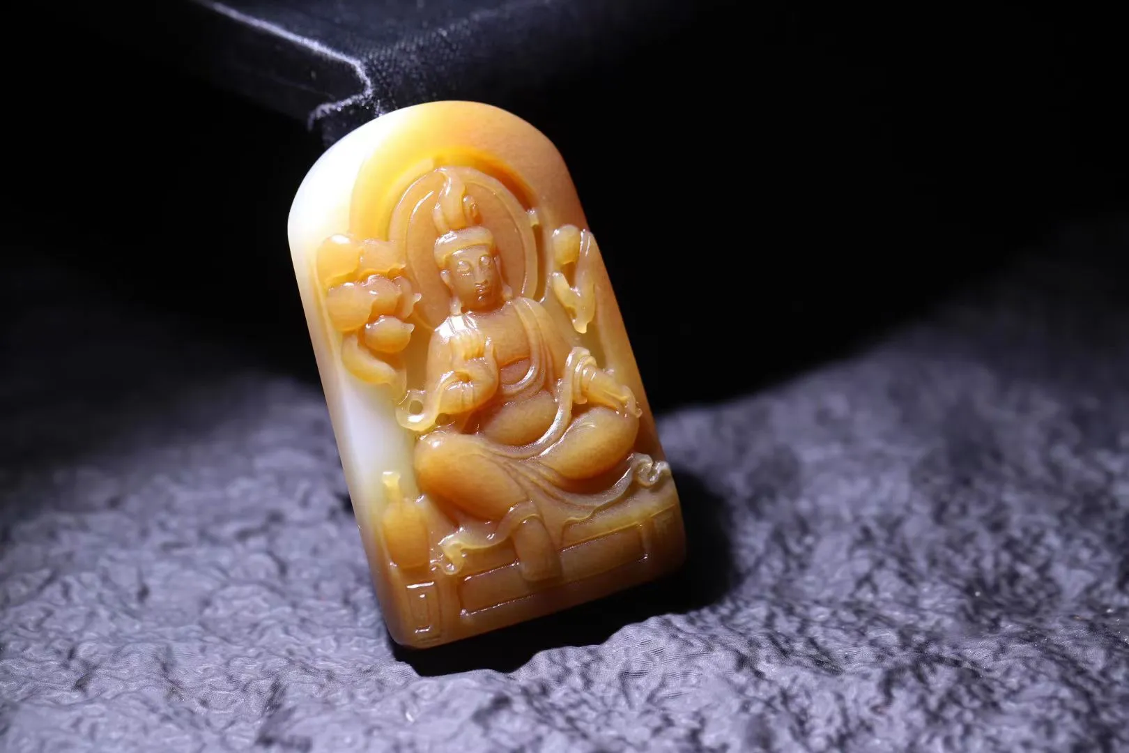 收藏美物
【千年禅心】且末糖白玉，白细如脂，红肉艳丽饱满，呈现出如潭水一般的深邃色泽，让人一眼望不穿，充满了遐想。雕工精细，设计精妙，观音传心授教，无相僧人身披袈裟，一心求佛，虔诚至极。掩埋一生心即佛，万年千载不成尘工。禅心，禅念，禅悟，出尘之气，悟道在心，禅意幽幽，意境深远。
【规格】54-32-10mm，36.8g