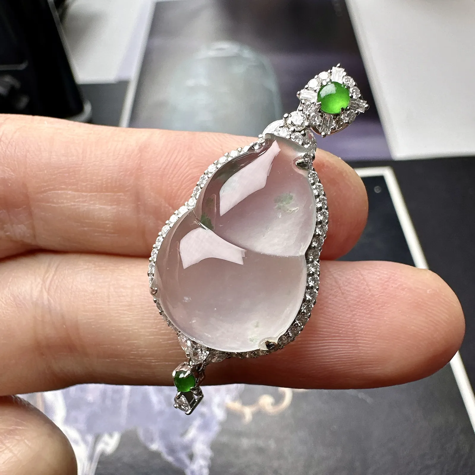 【冰种飘花葫芦】质地非常细腻，通透度很好，18k金钻镶嵌，裸石尺寸21.1*14.8*5.9毫米