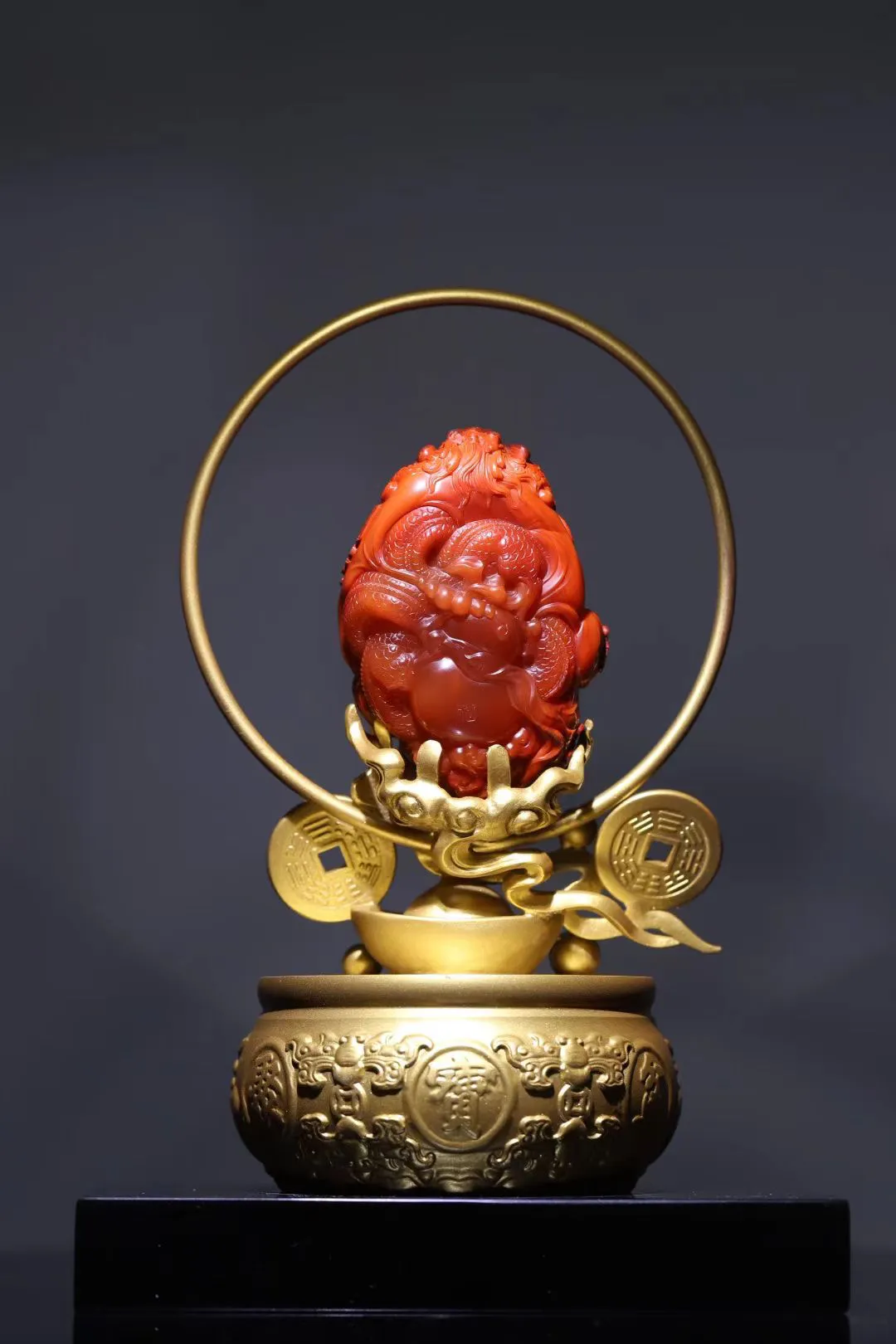 - 财神到·南红️
《摆件》
原矿料，满色满肉锦红，红艳动人，财神庇佑，财源滚滚，76-52-39mm，157.8g。