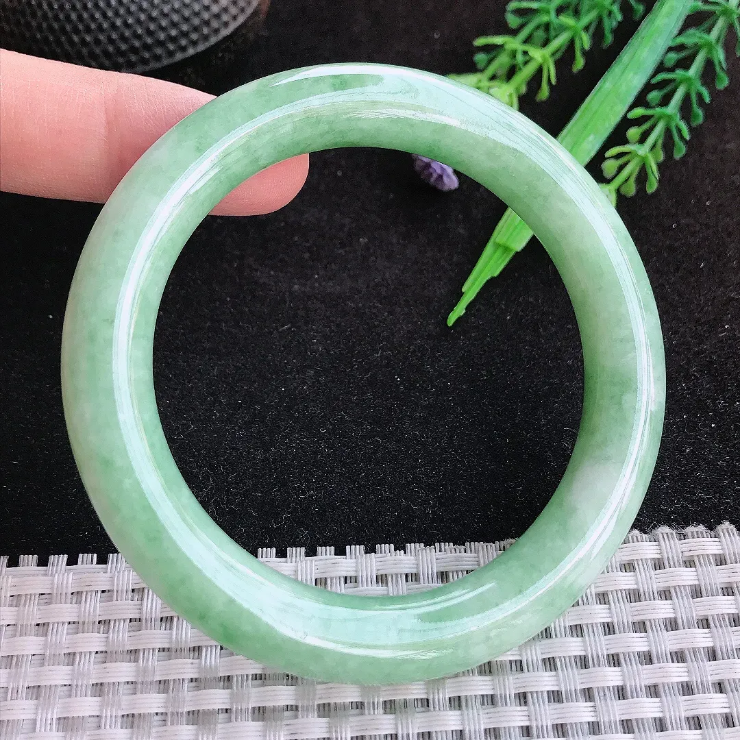 自然光57.5/10.6/10.4老坑精美温润浅绿色圆条手镯天然翡翠玉镯女款