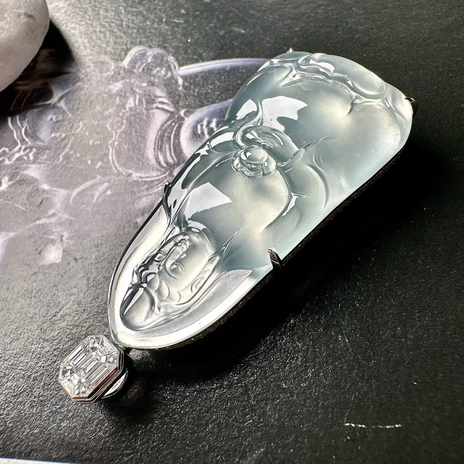 【玻璃种素衣观音】种地优秀，通透闪亮，起光的料子，厚度很好，收藏品质，18k金钻镶嵌，裸石尺寸45.5*22.6*6.2毫米