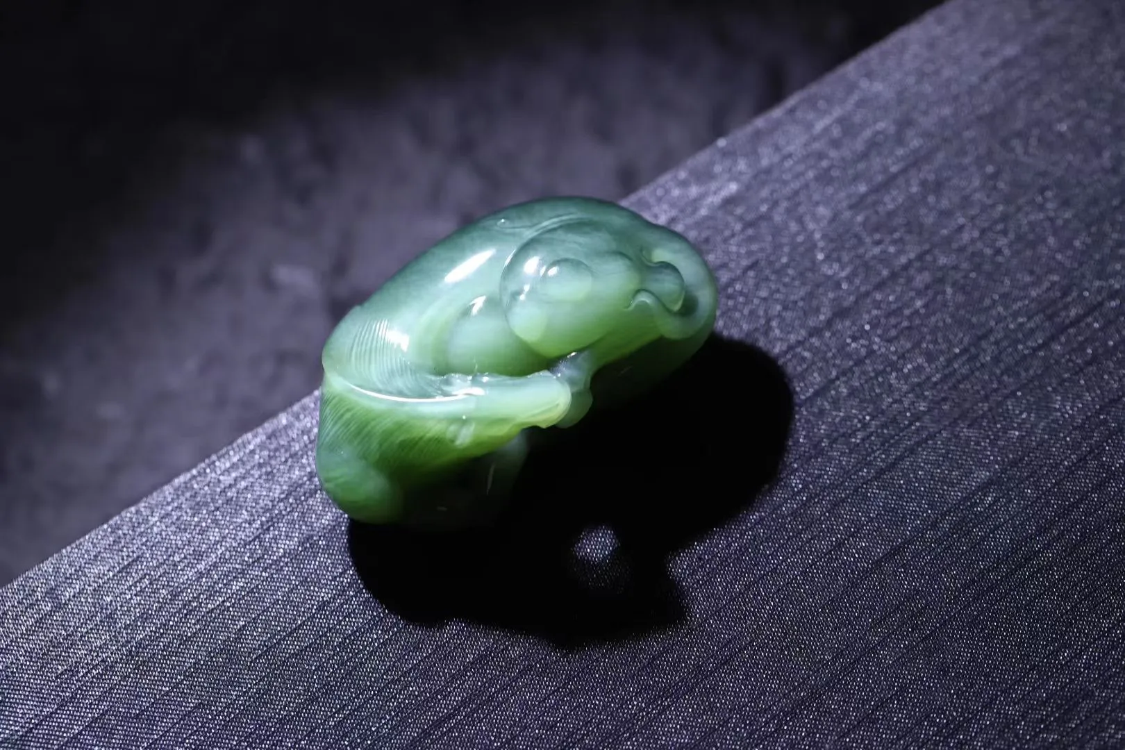 精致美物
【骏马】7号坑老料碧玉碧玉猫眼，荧光闪闪，油润十足。纯手工精雕,，写实风格、线条柔顺流畅，