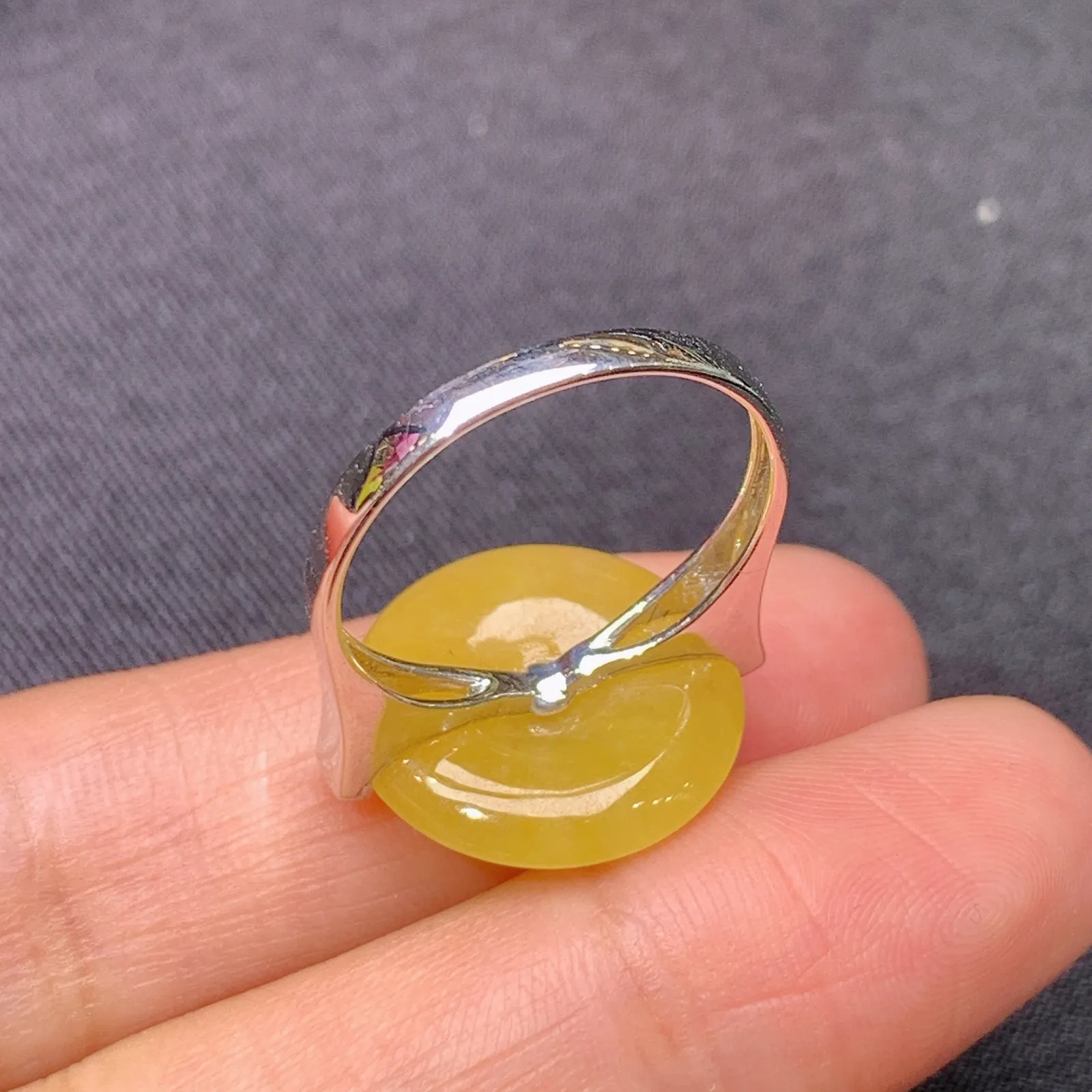 黄翡平安扣戒指 18k金镶嵌，简约时尚，冰透水润，颜色鲜亮，Xu 圈口14 裸石15.2*3.2