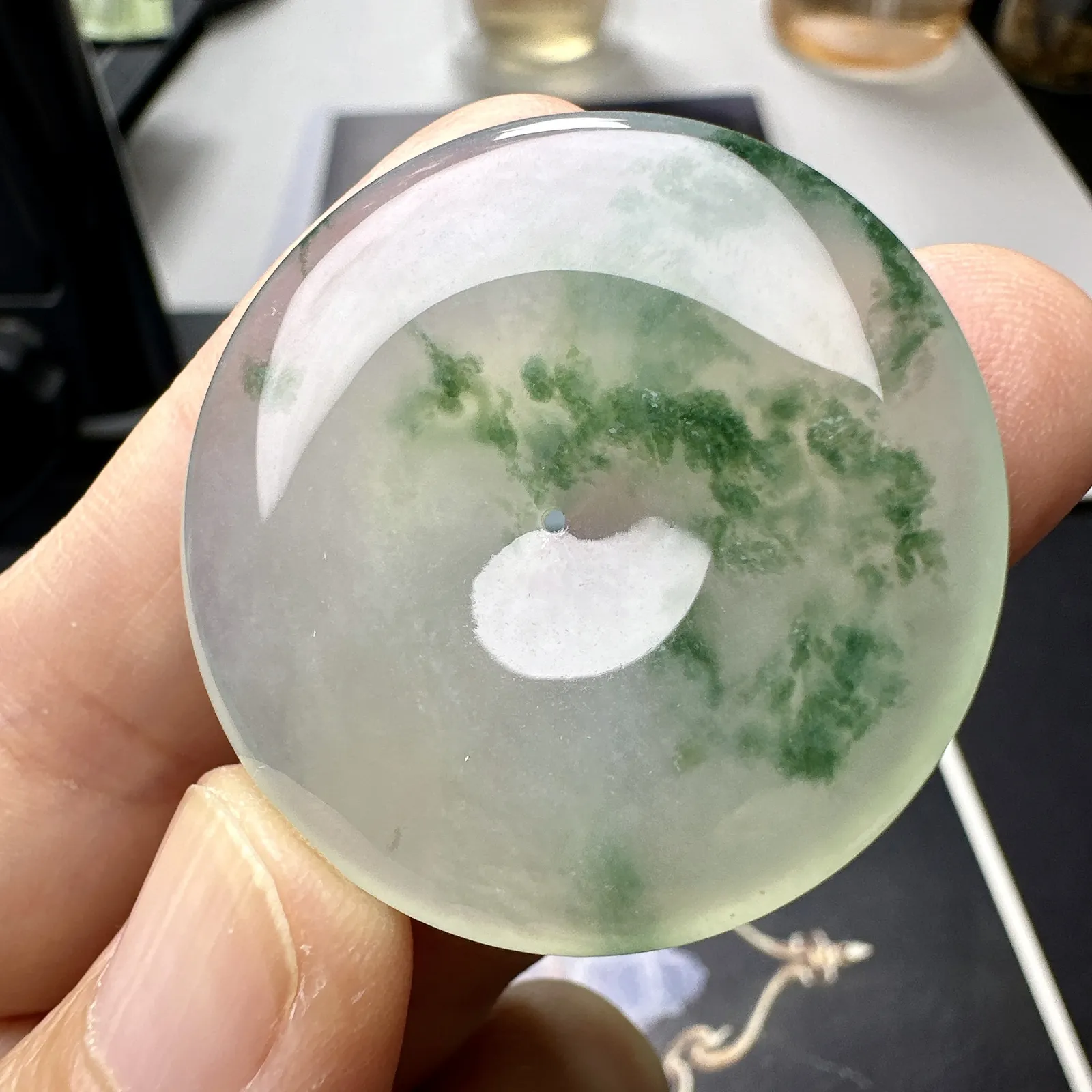 【冰种飘花大平安扣】质地非常细腻，冰润十足，种老冰透