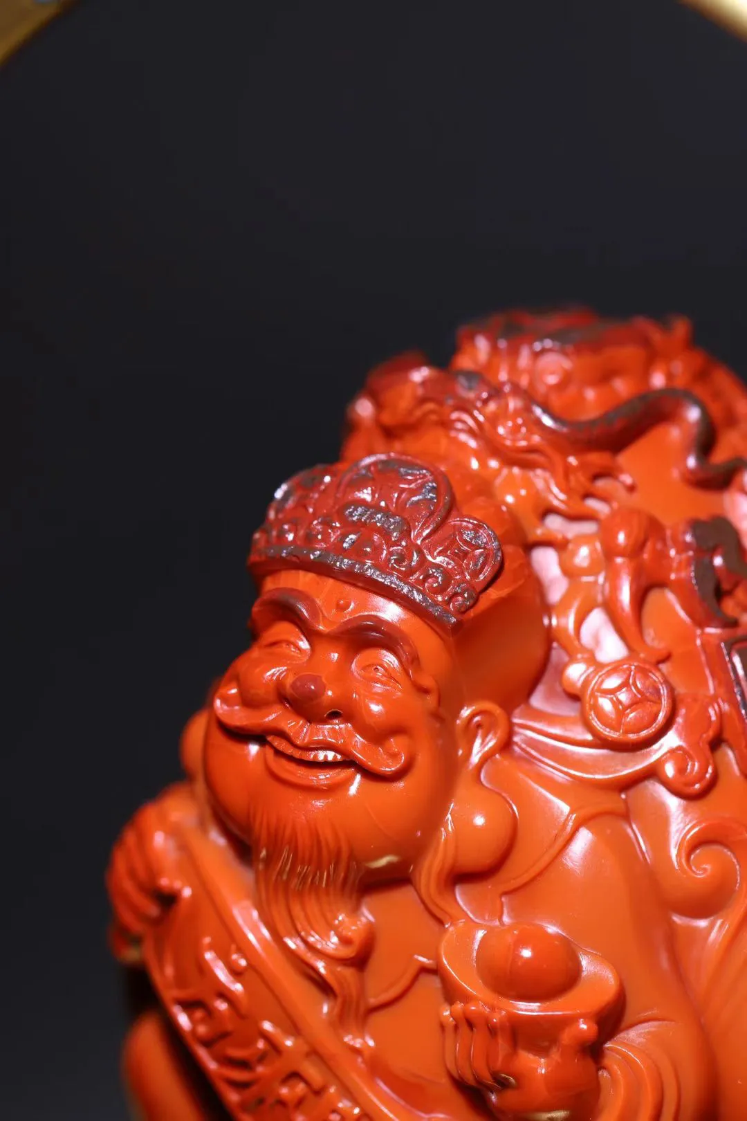 - 财神到·南红️
《摆件》
原矿料，满色满肉锦红，红艳动人，财神庇佑，财源滚滚，76-52-39mm，157.8g。