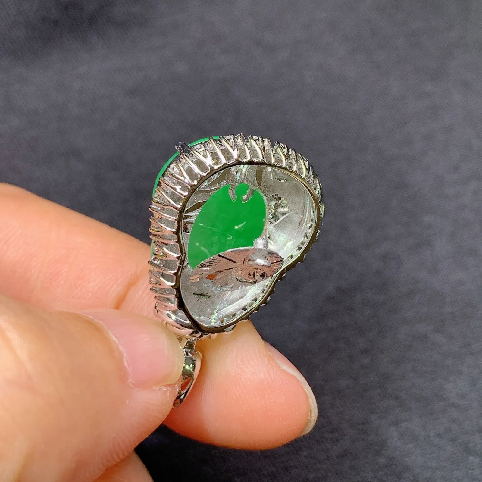甜阳绿葫芦吊坠，18k金镶嵌，色泽鲜阳，冰润细腻，种水足，Jj 尺寸27.8*17.5*9.8