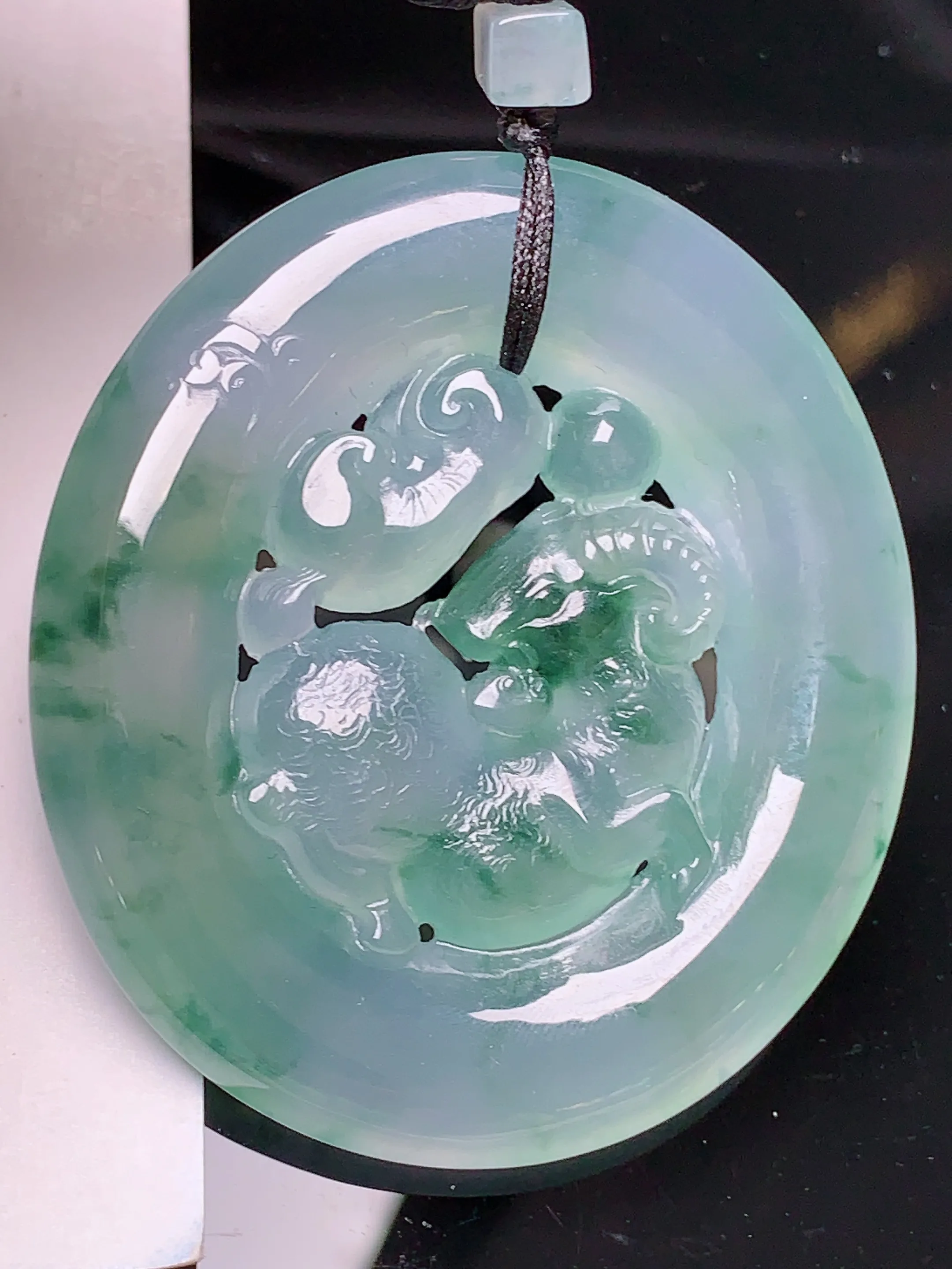 飘绿生肖羊吊坠 玉质细腻 色泽艳丽 水润亮眼  整体尺寸48.2*42.6*6.5