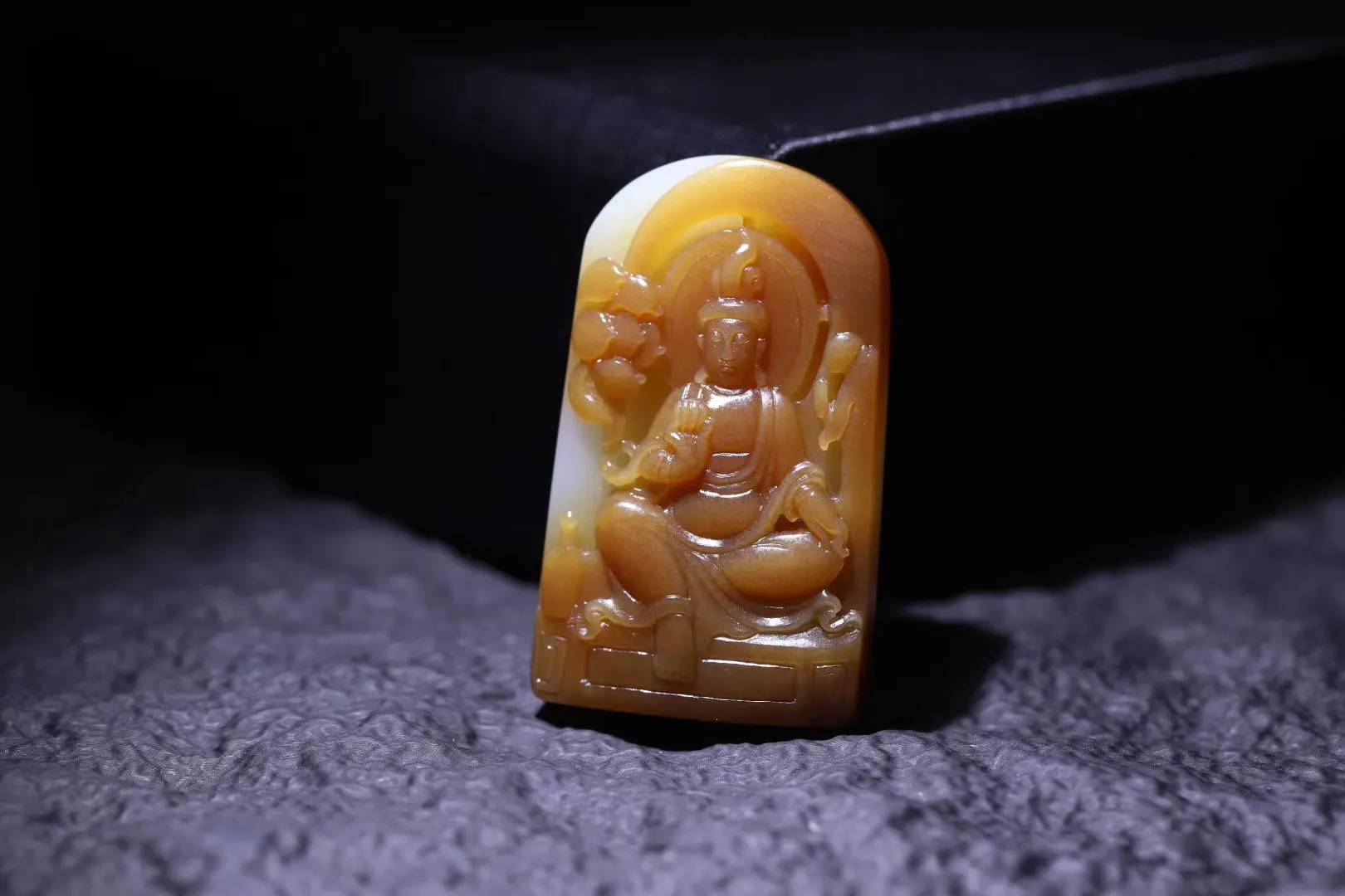 收藏美物
【千年禅心】且末糖白玉，白细如脂，红肉艳丽饱满，呈现出如潭水一般的深邃色泽，让人一眼望不穿，充满了遐想。雕工精细，设计精妙，观音传心授教，无相僧人身披袈裟，一心求佛，虔诚至极。掩埋一生心即佛，万年千载不成尘工。禅心，禅念，禅悟，出尘之气，悟道在心，禅意幽幽，意境深远。
【规格】54-32-10mm，36.8g