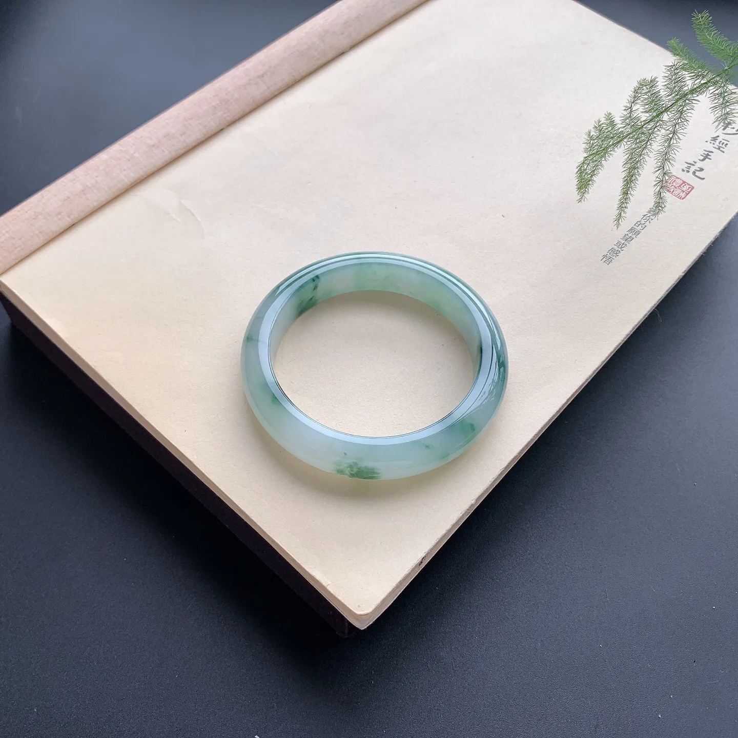 59.2圈口飘花正圈手镯 尺寸：59.2-13-9，无纹裂，水润细腻，花色唯美