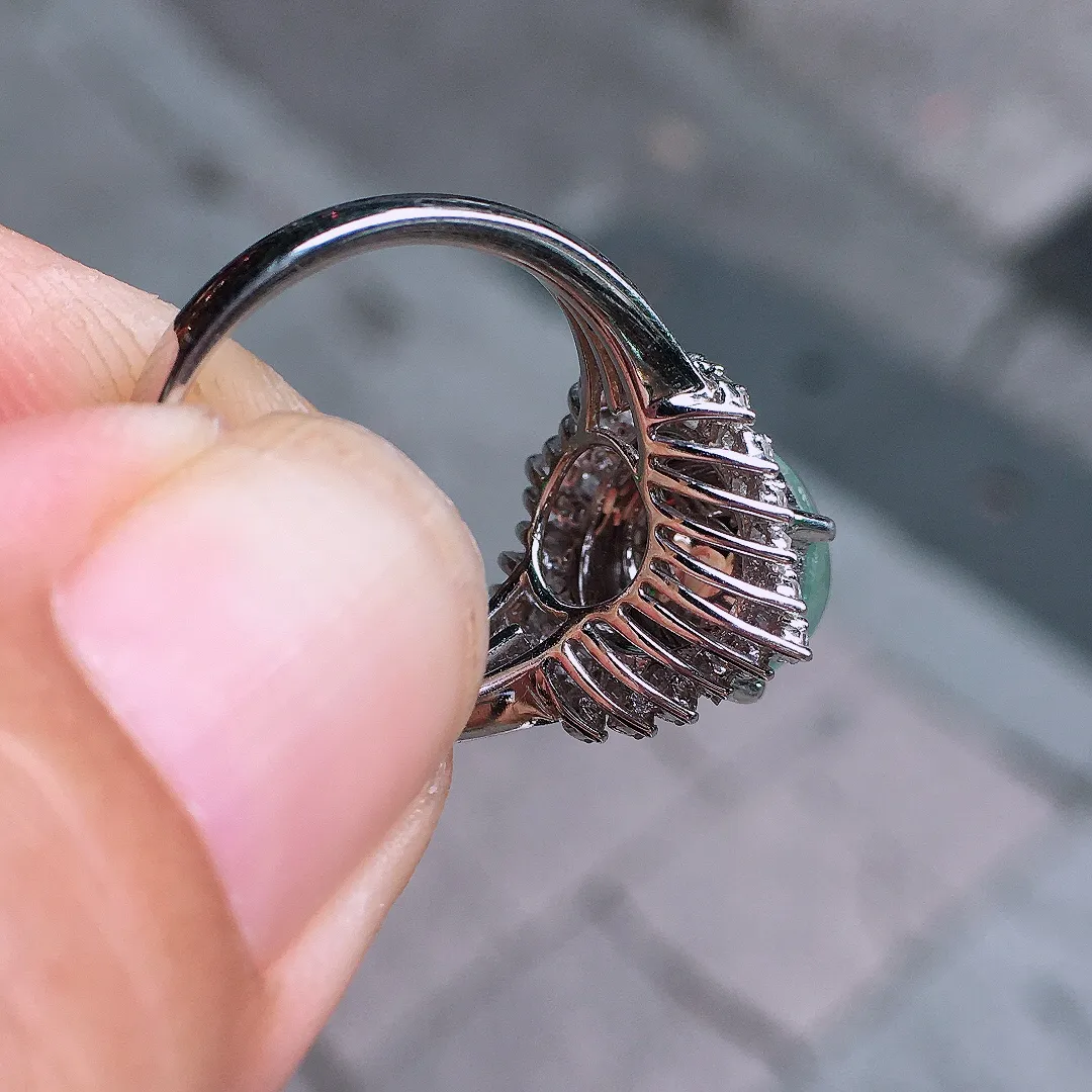玻璃种蛋面戒指，蛋面戒指，玉质细腻，荧光感超
强，饱满圆润，气质满满。18k
金豪华镶嵌