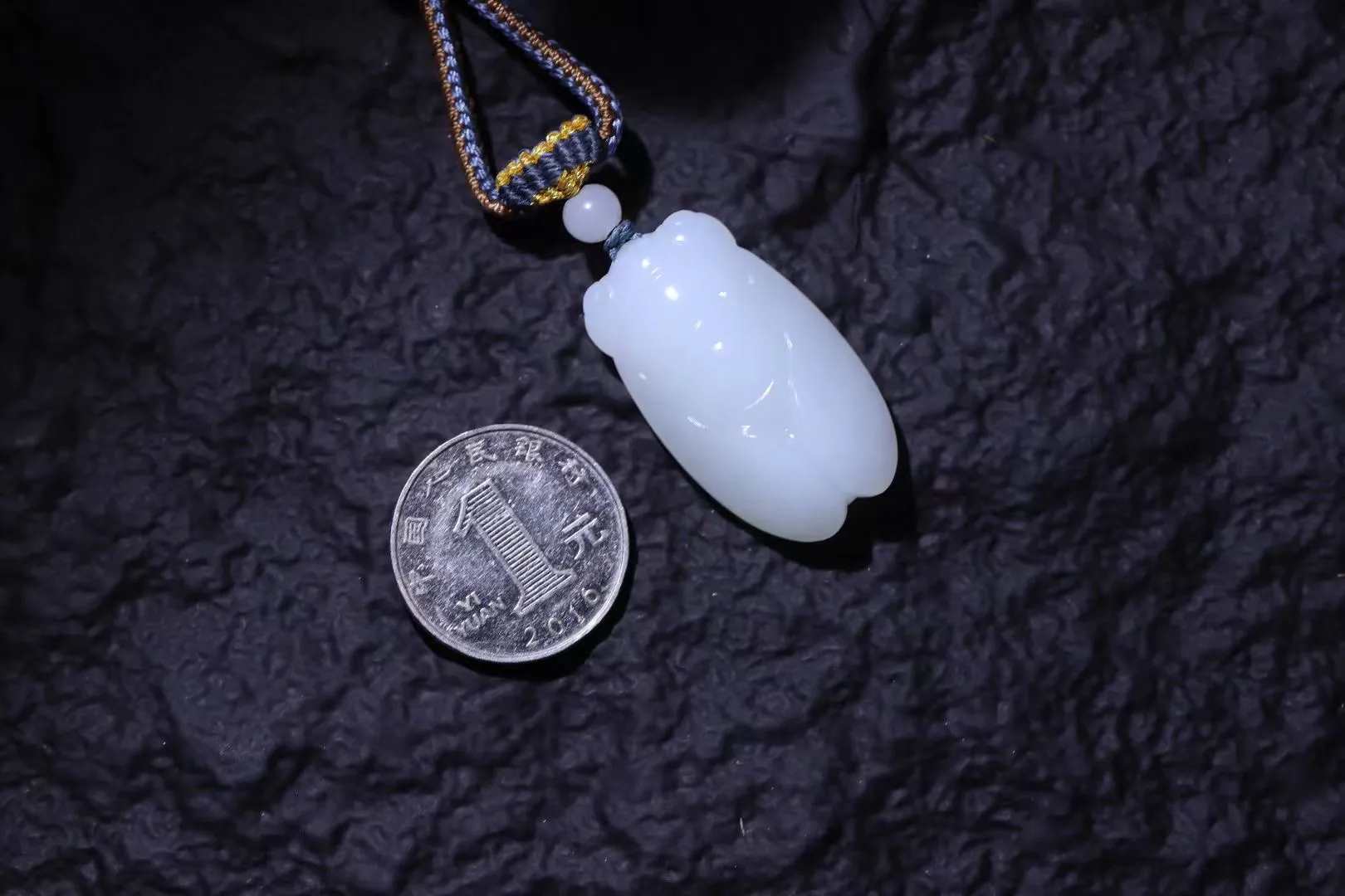 收藏精品
【蝉】凝润若脂，温润而泽，结构细糯，白皙若雪，此等高品质玉料，极为稀有难得。设计精美雅致，充满朝气，不鸣则已，一鸣惊人。
【规格】37-22-11mm,16.6g