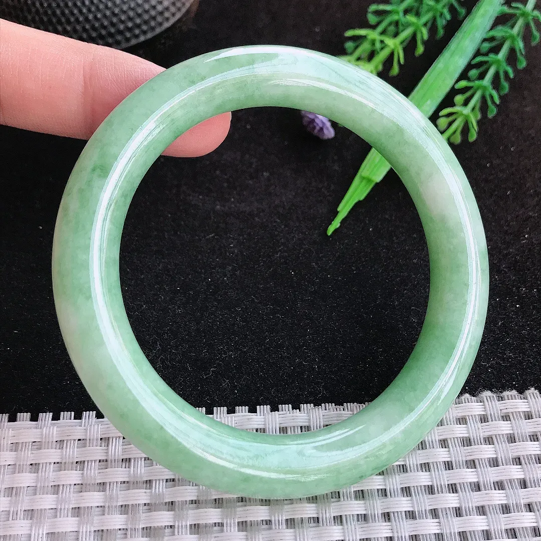 自然光57.5/10.6/10.4老坑精美温润浅绿色圆条手镯天然翡翠玉镯女款